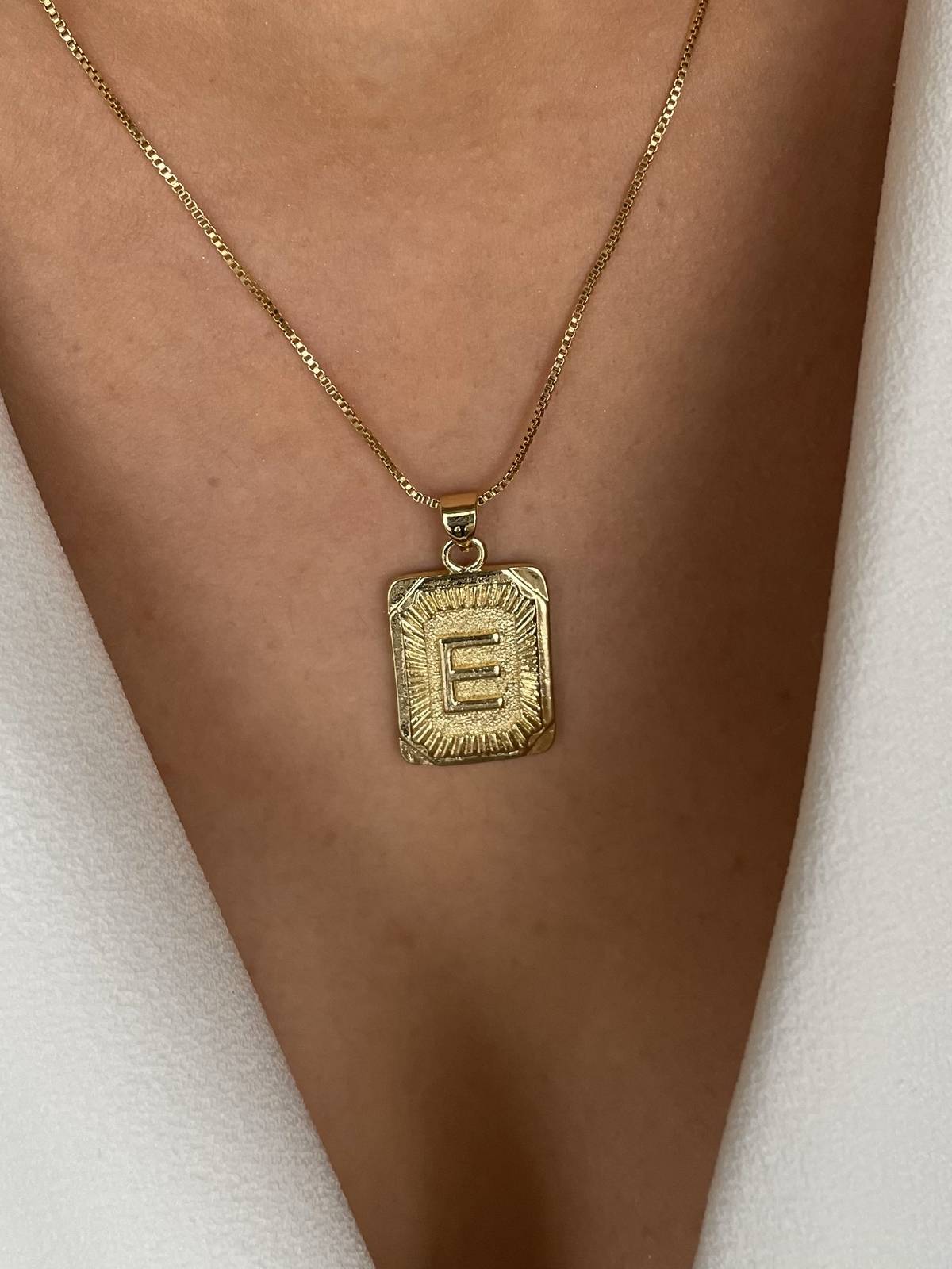 IMG_1146 Özel Seri E Harfli Kare Plaka Altın Kaplama Kolye