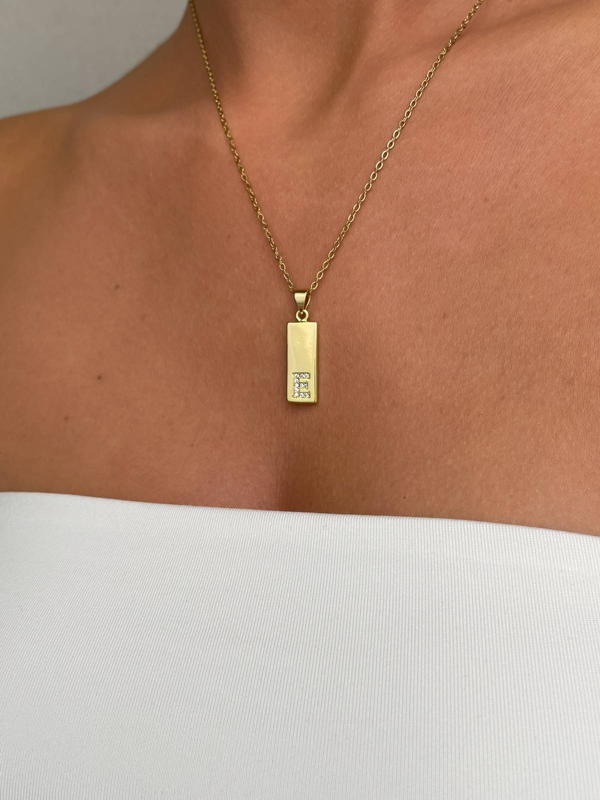 IMG_4243 Zirkon Taşlı Dikdörtgen Plaka E Harf Kolye