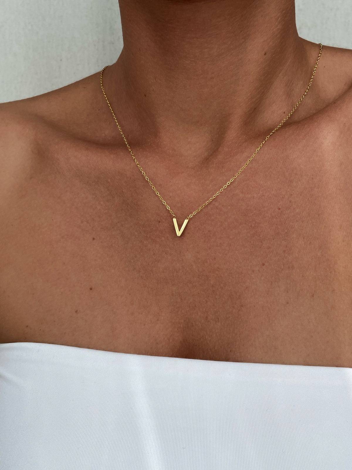 IMG_2487 Çelik Minimal V Harfli Kolye