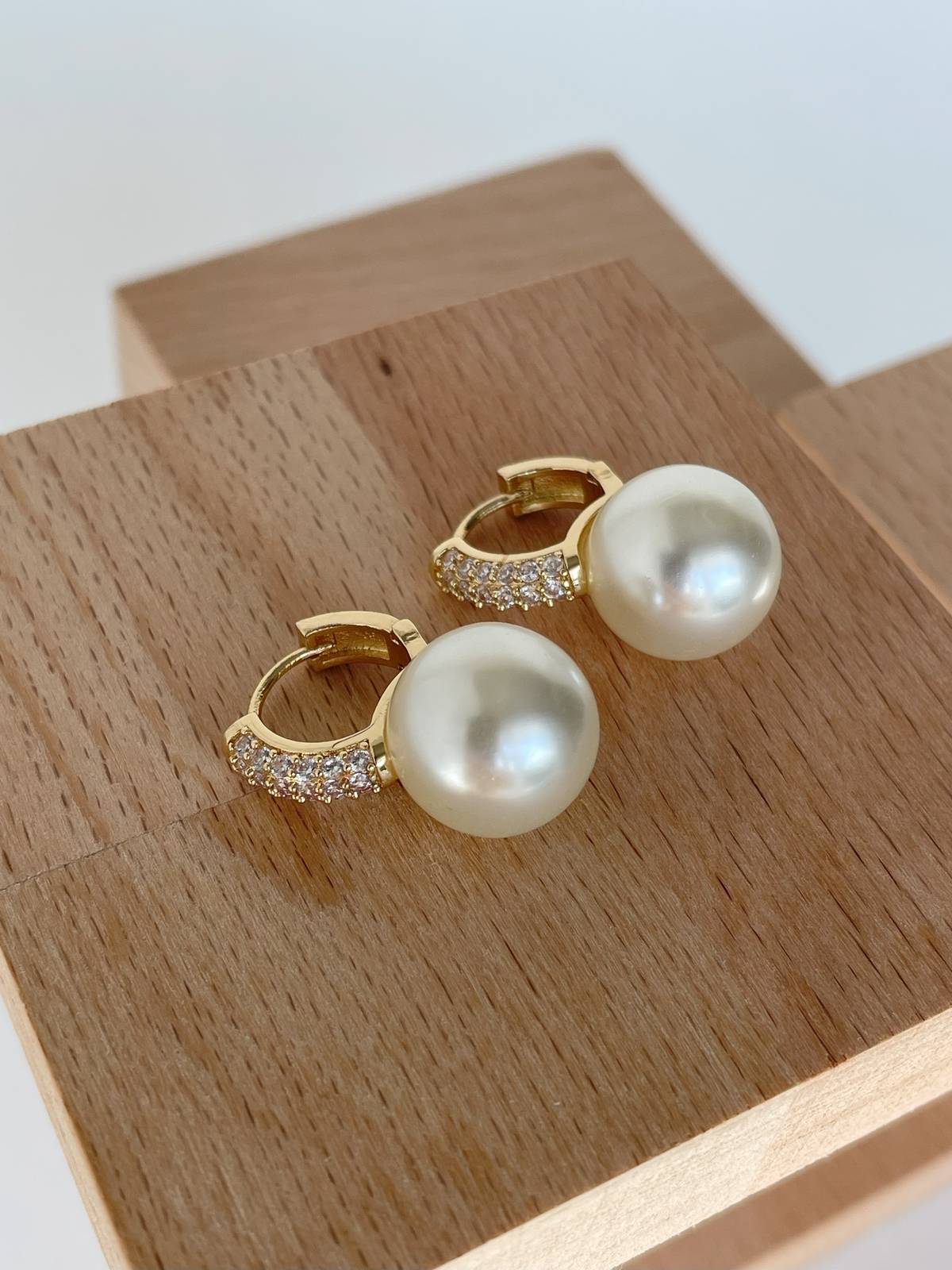 1689094169-64ad8819b148296771.jpg Özel Seri Zirkon Taşlı İnci Tasarım Küpe