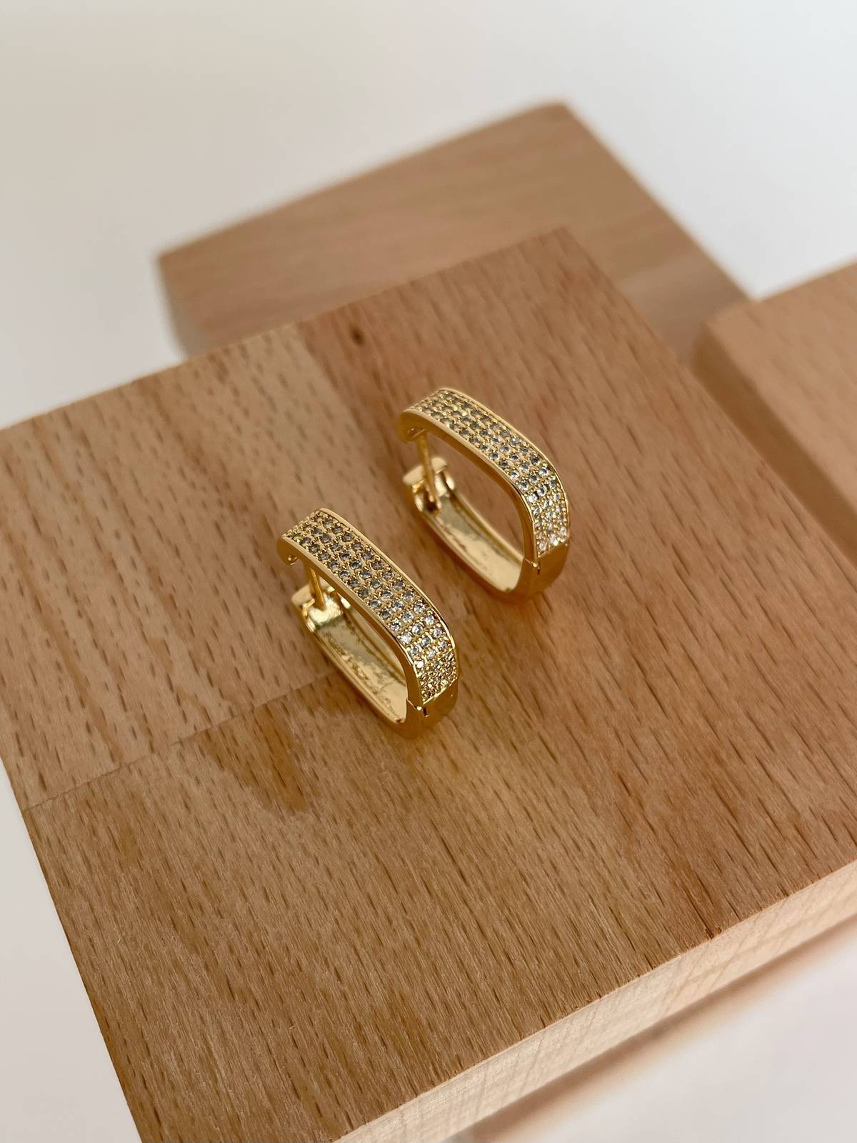 1689095076-64ad8ba4858fa38250.jpg Özel Seri Zirkon Taşlı Kare Tasarım Gold Küpe