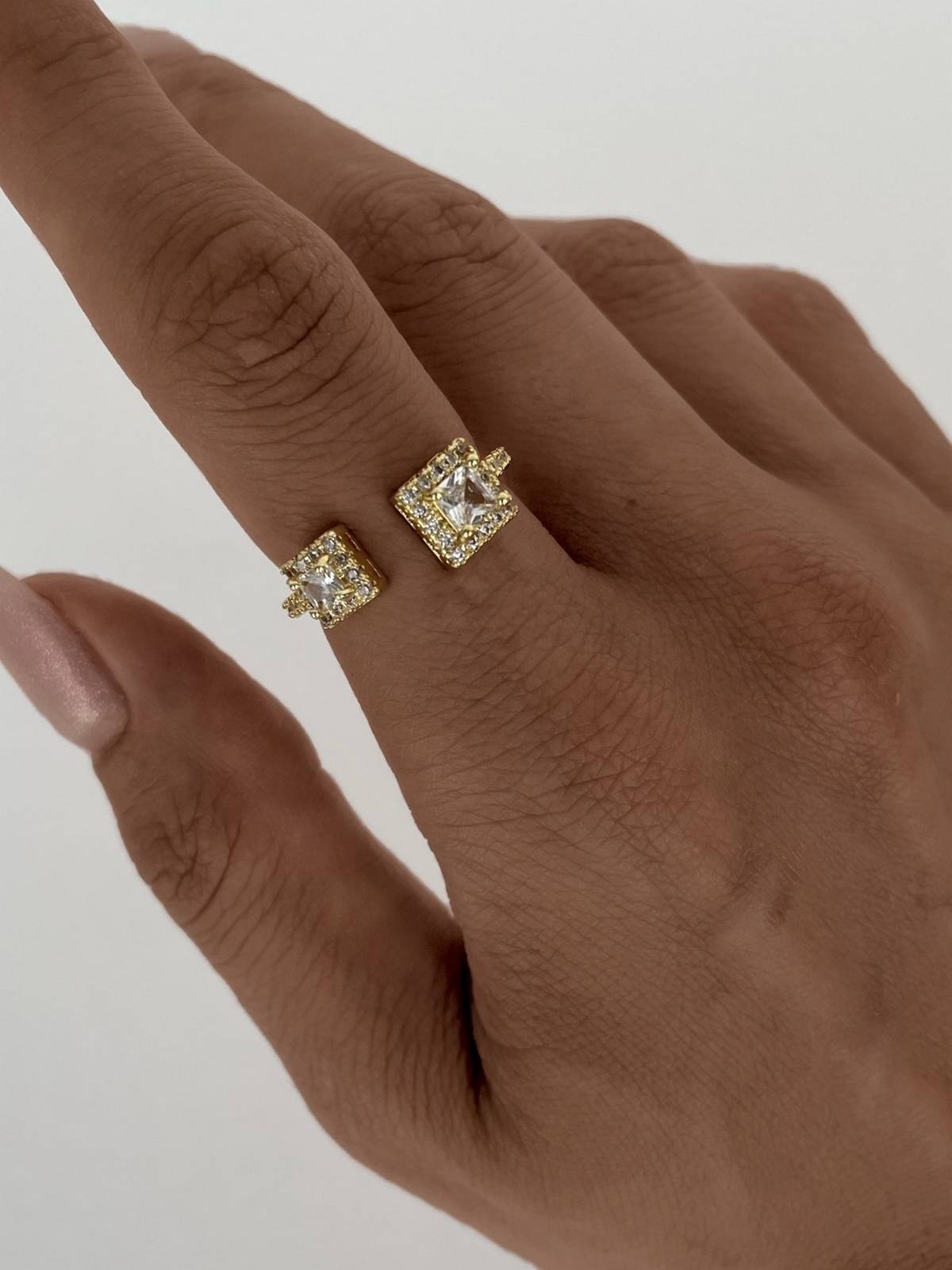 1691606712-64d3deb81aa2946074.jpg Çelik Zirkon Taşlı Ayarlanabilir Gold Yüzük