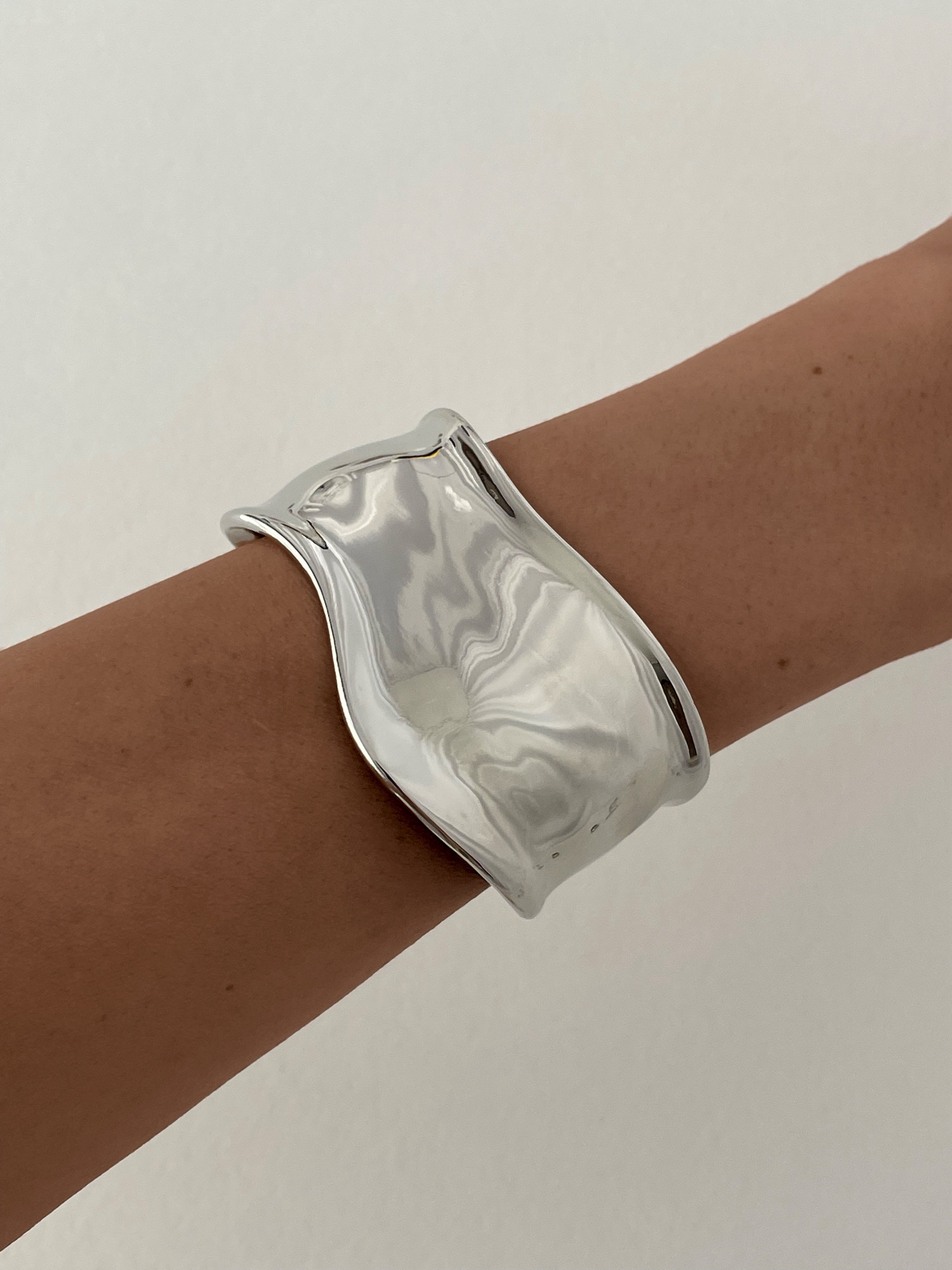 img_8296 Özel Seri Asimetrik Kıvrım Plaka Marka Model Gümüş Kelepçe Bileklik