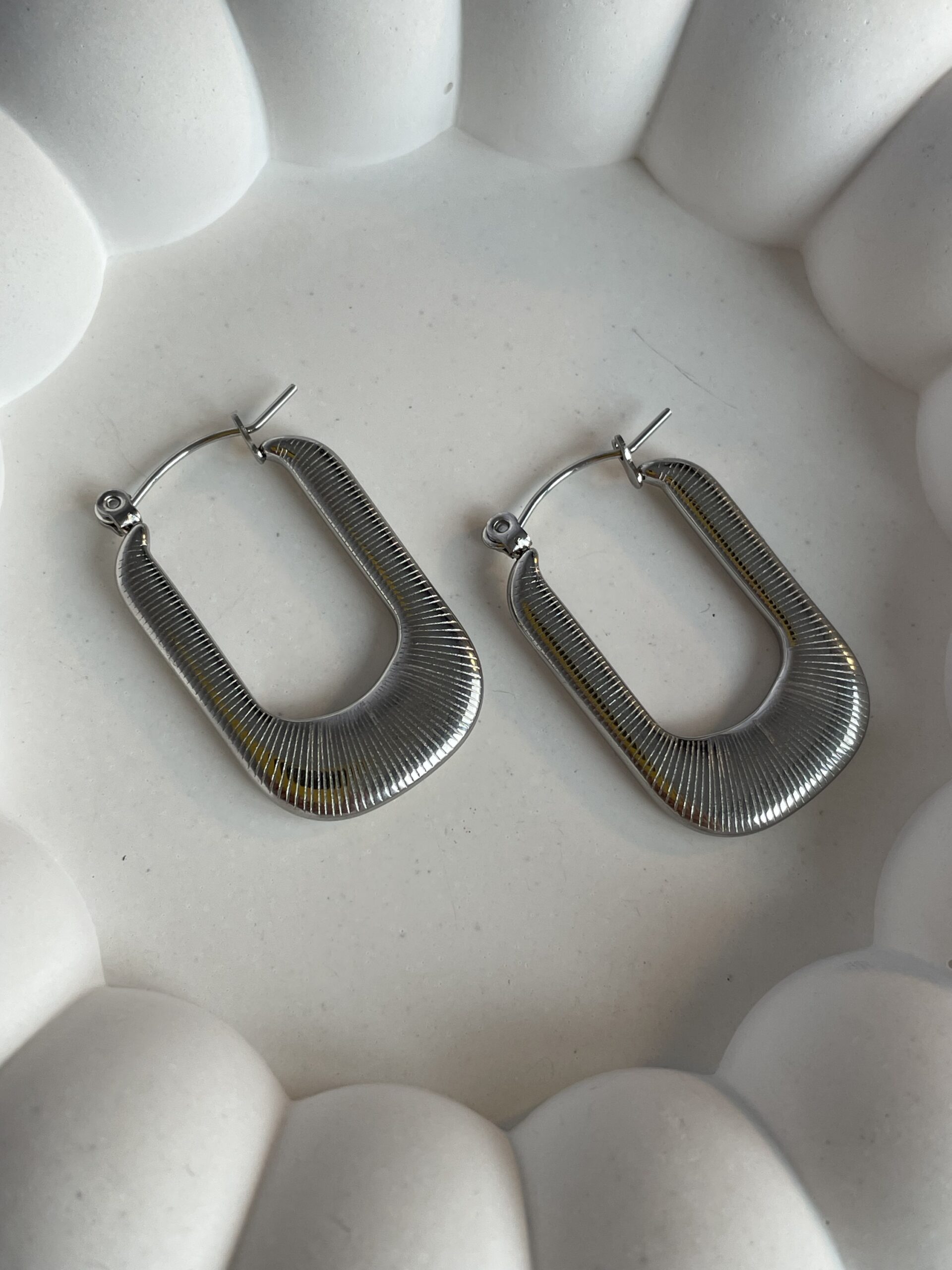 img_8302 Çelik Gümüş Tırtık Model Dikdörtgen Tasarım Halka Küpe