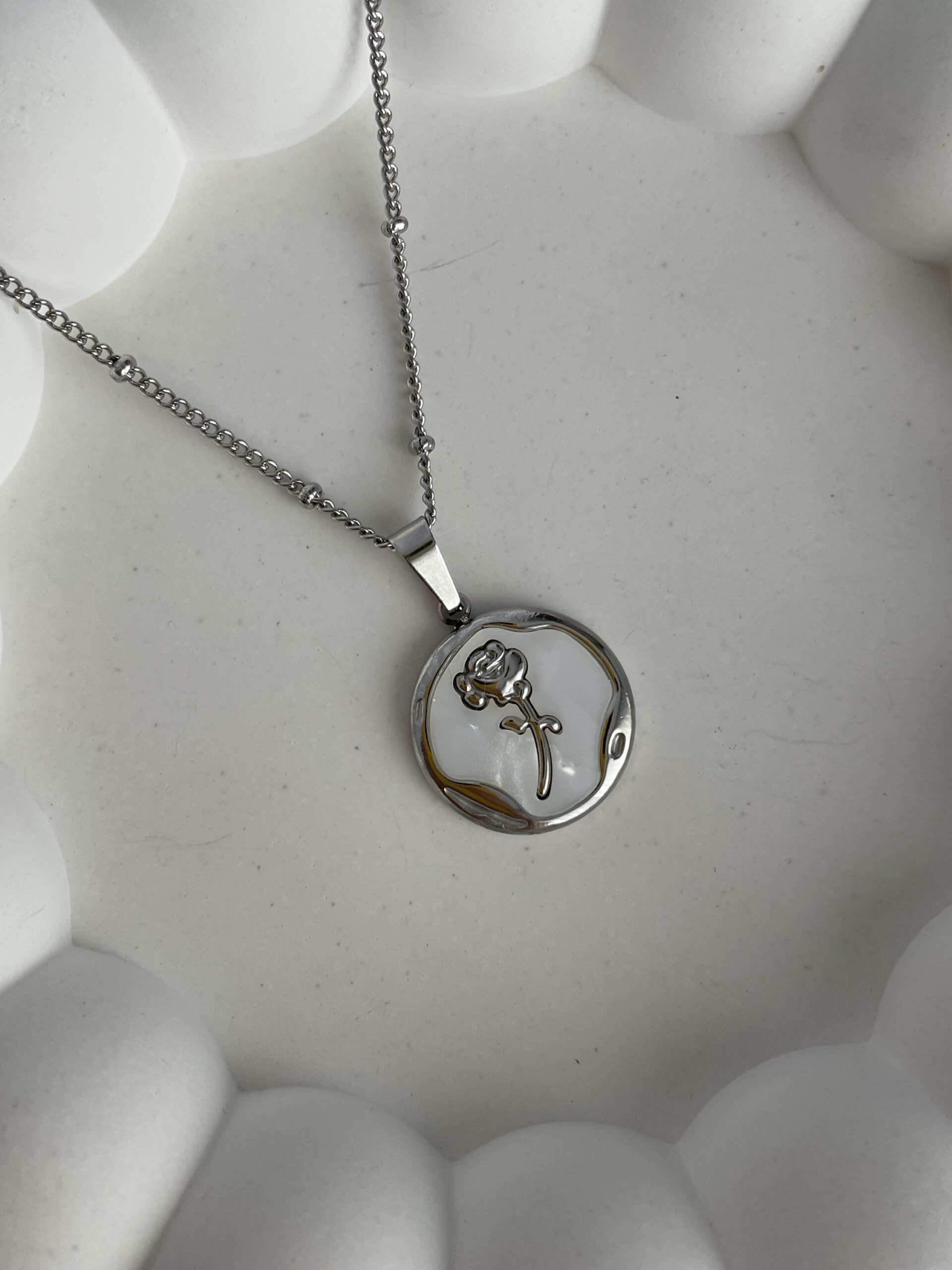 img_9423 Çelik Gül Tasarım Sedef Detaylı Yuvarlak Gümüş Kolye