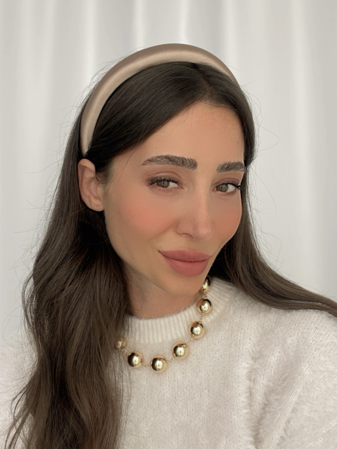 704fc8b3-5908-4b53-b254-62cd2cf16500 Bej Saten Taç