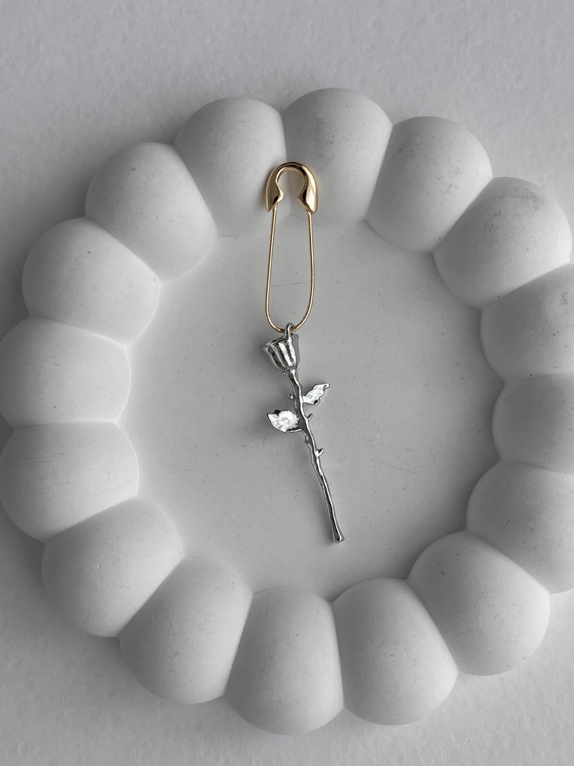 img_1516 Özel Seri Çengelli İğne Gül Tasarım Tekli Marka Küpe