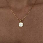 Çelik Minimal Kare Tasarım Sedefli Gold Kolye