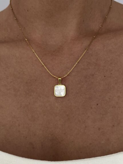 Çelik Minimal Kare Tasarım Sedefli Gold Kolye