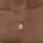 Çelik Oval Tasarım Sedefli Gold Kolye