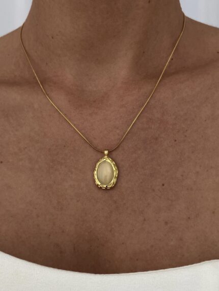 Çelik Oval Tasarım Sedefli Gold Kolye