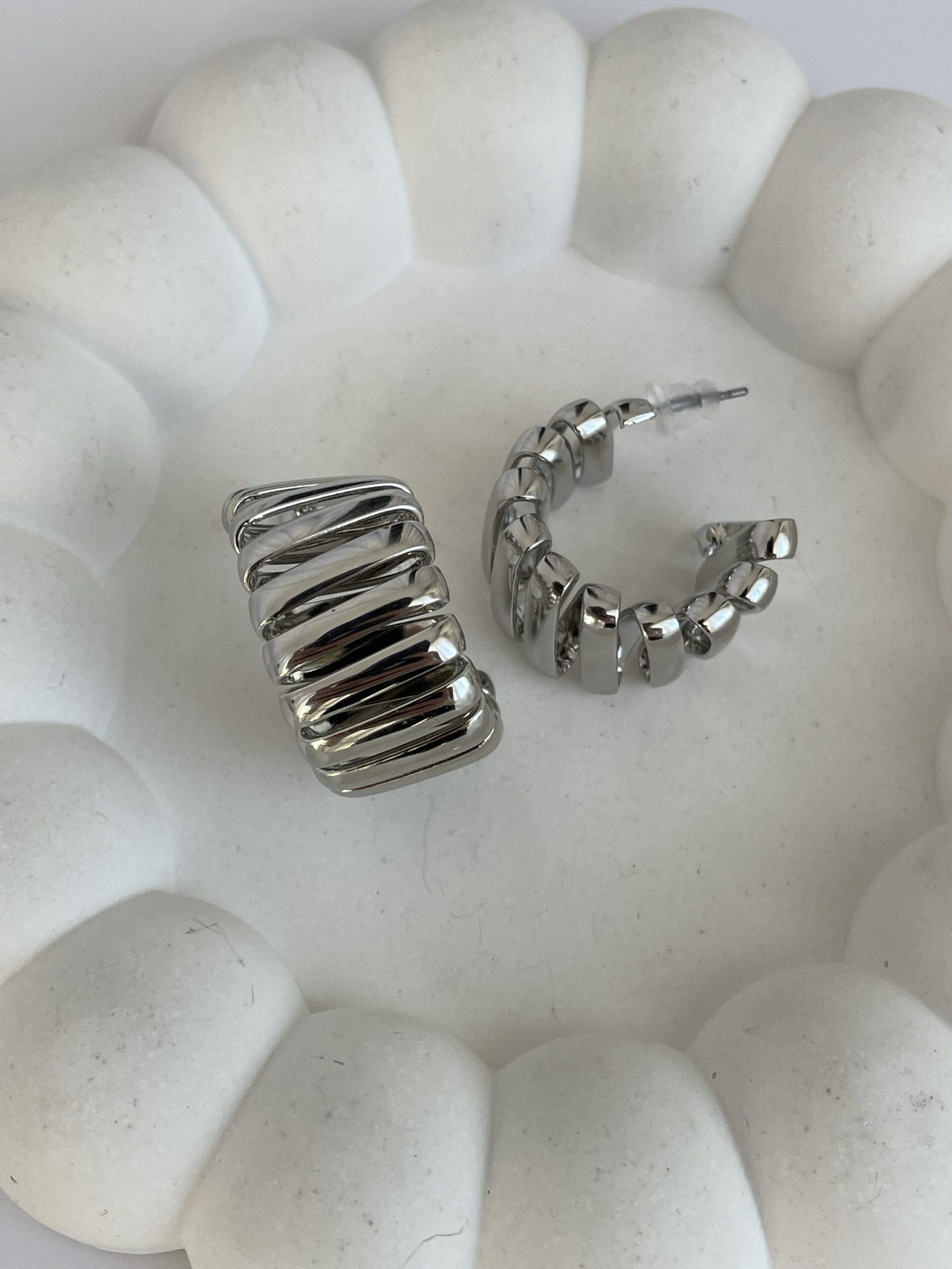 img_6451 Özel Seri Asimetrik Kıvrımlı Gümüş Küpe