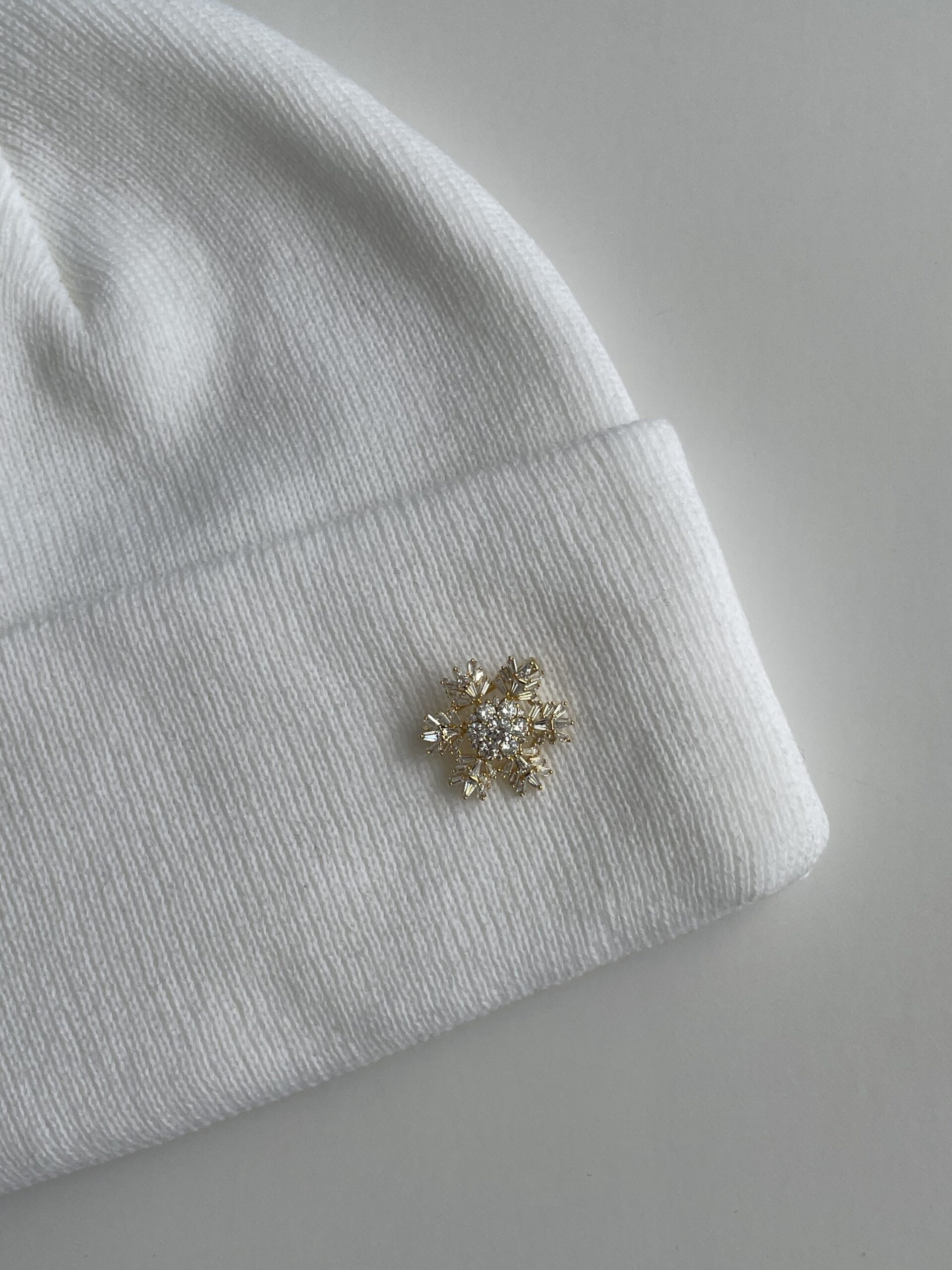 img_0641 Kar Desen Broşlu Beyaz Bere