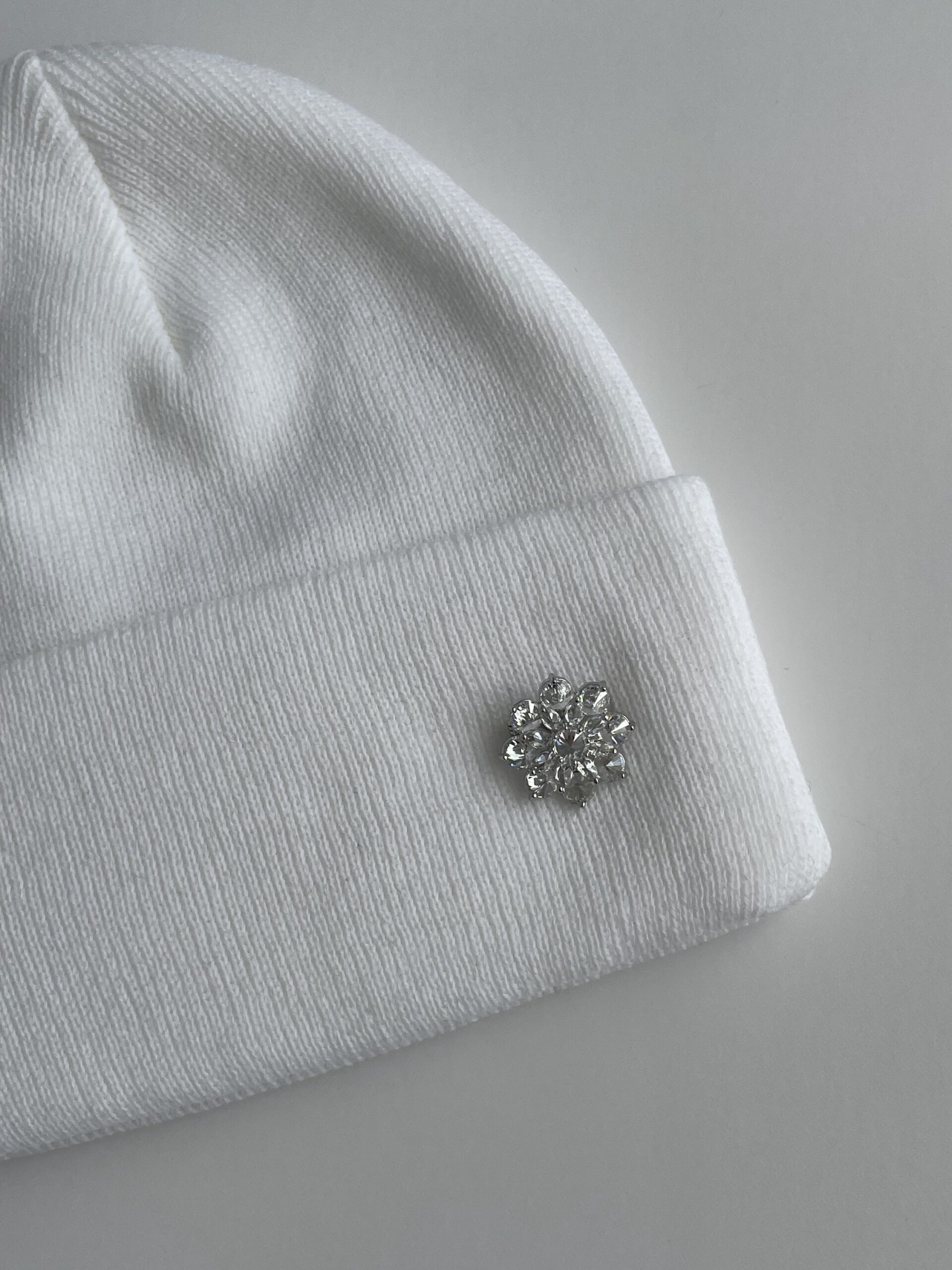 img_0659 Çiçek Desen Broşlu Beyaz Bere