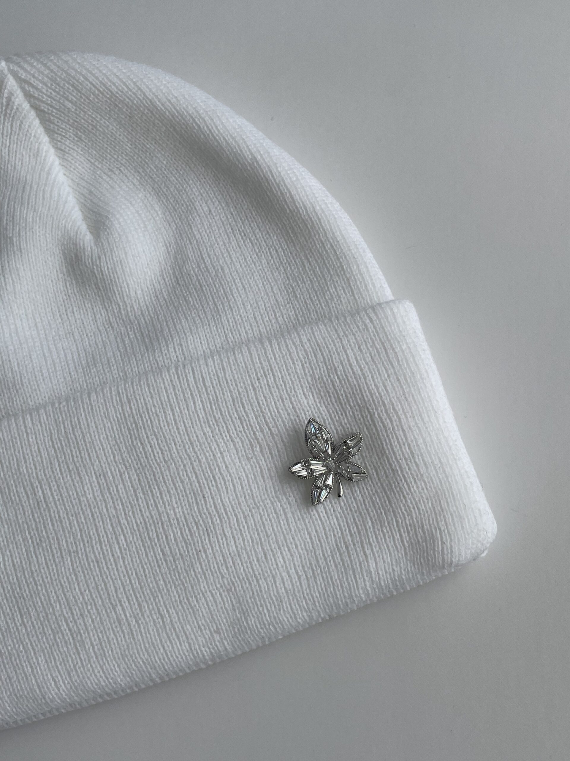 img_0662 Yaprak Desen Broşlu Beyaz Bere