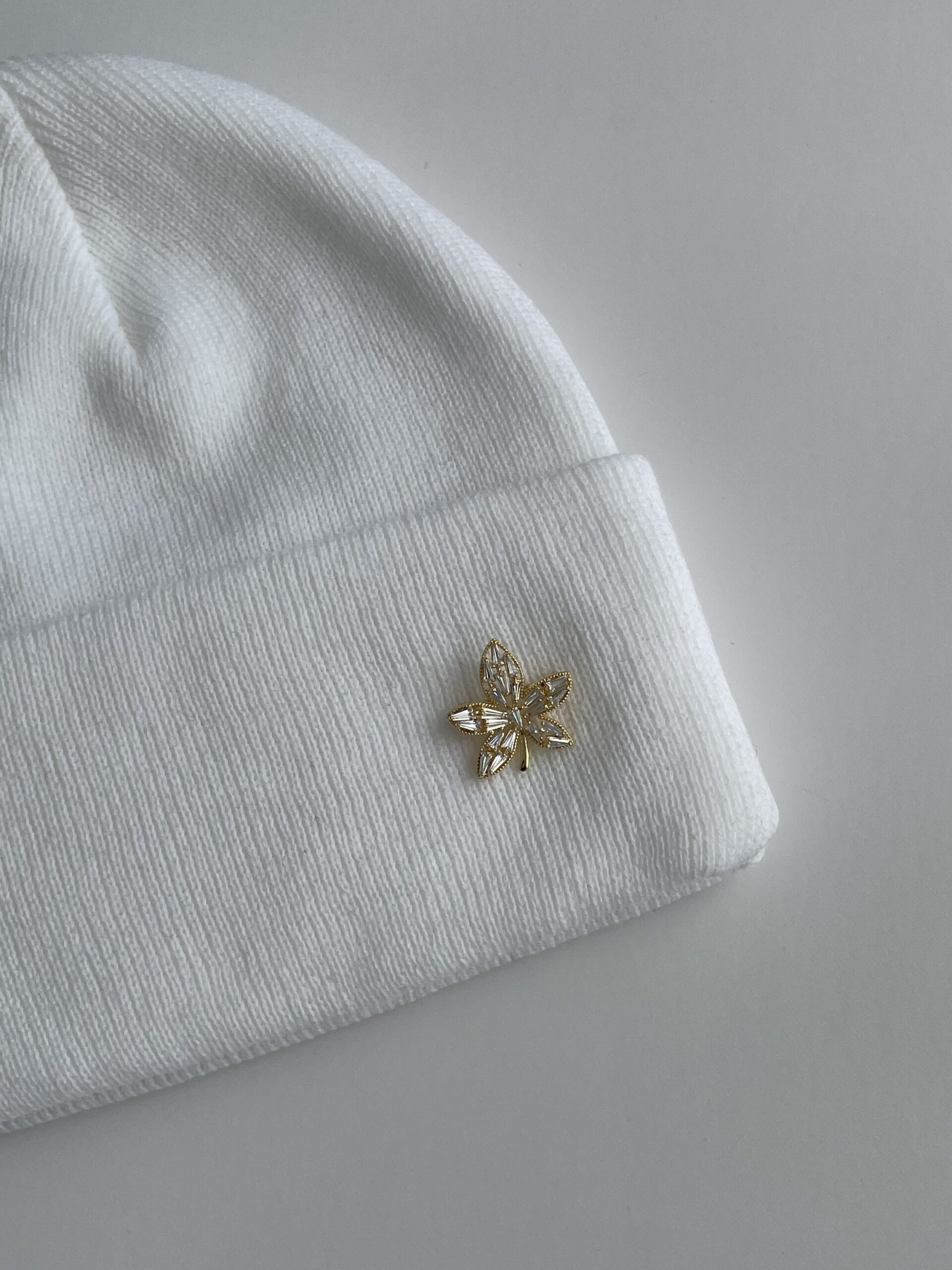 img_0665 Yaprak Desen Broşlu Beyaz Bere