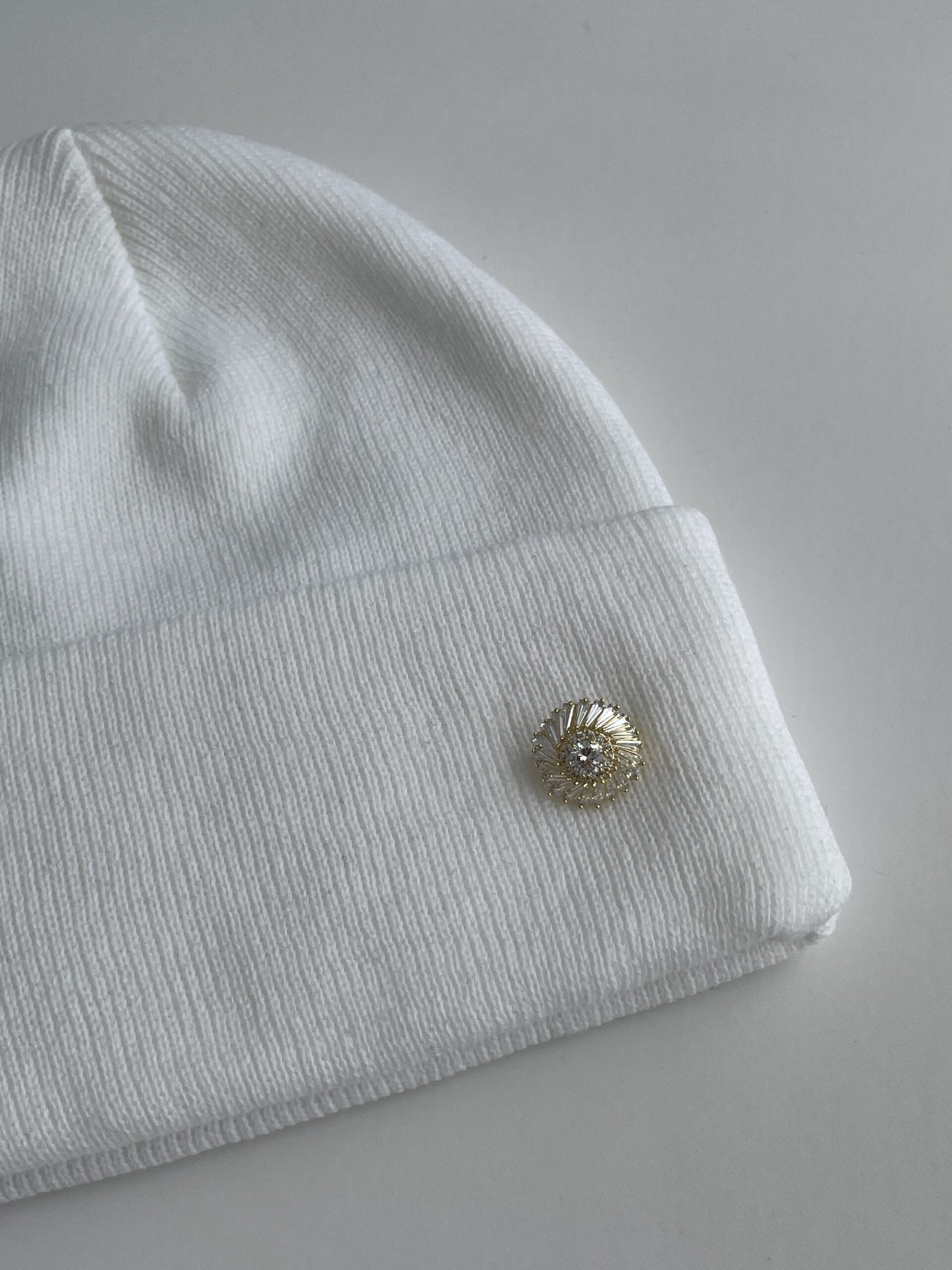 img_0674 Geometrik Desen Broşlu Beyaz Bere