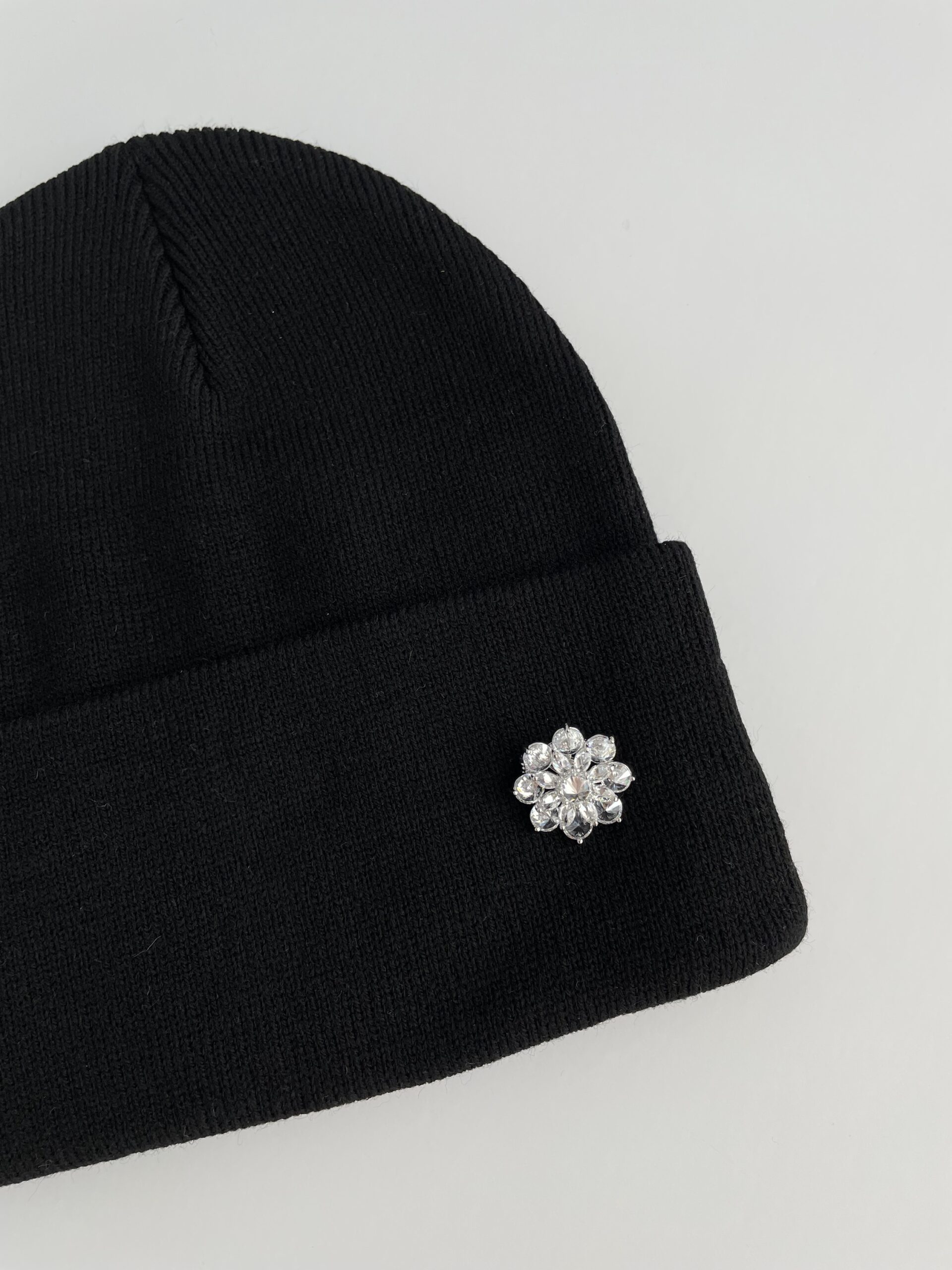 img_0740 Çiçek Desen Broşlu Siyah Bere