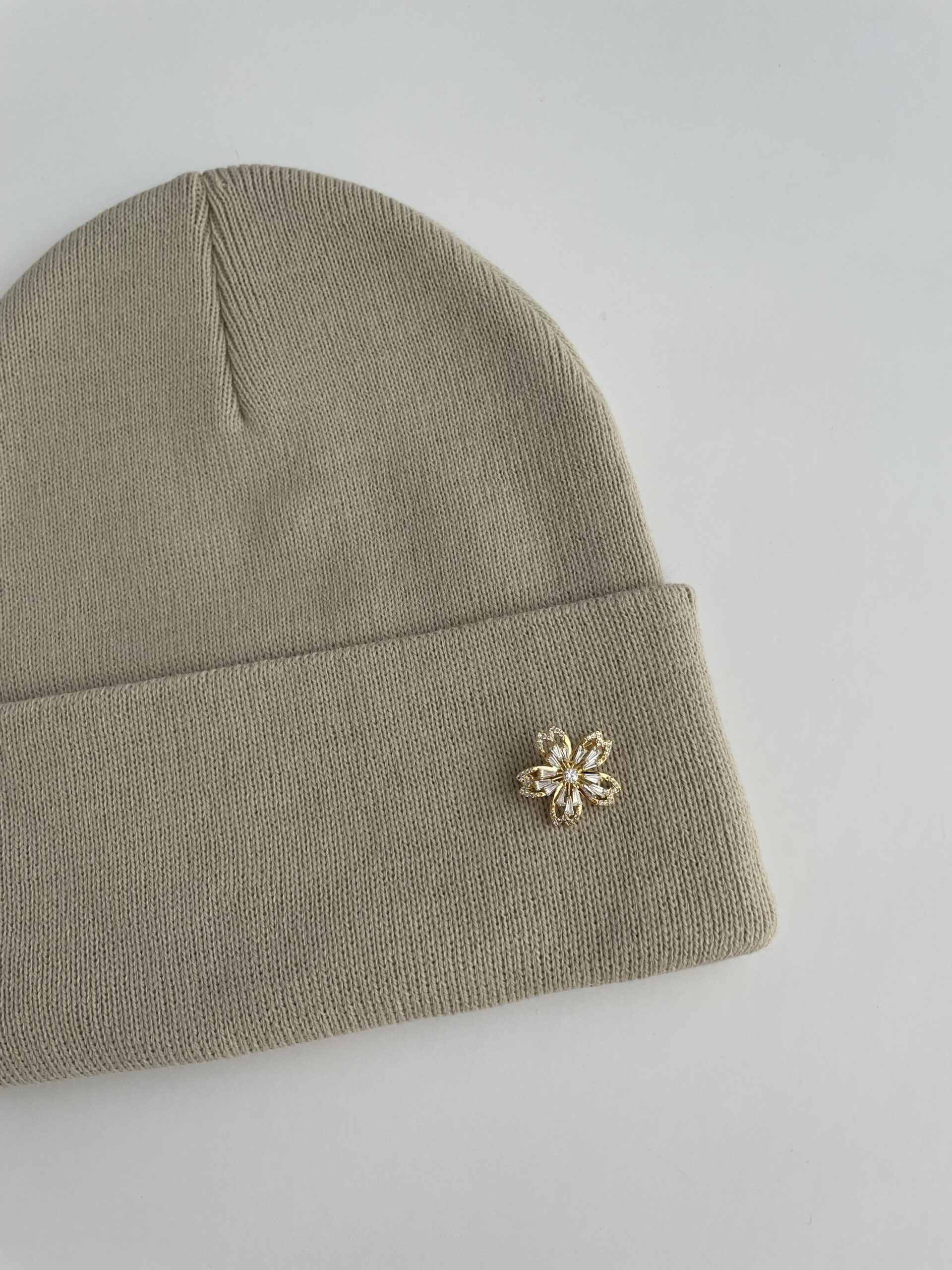 img_0793 Çiçek Desen Broşlu Bej Rengi Bere