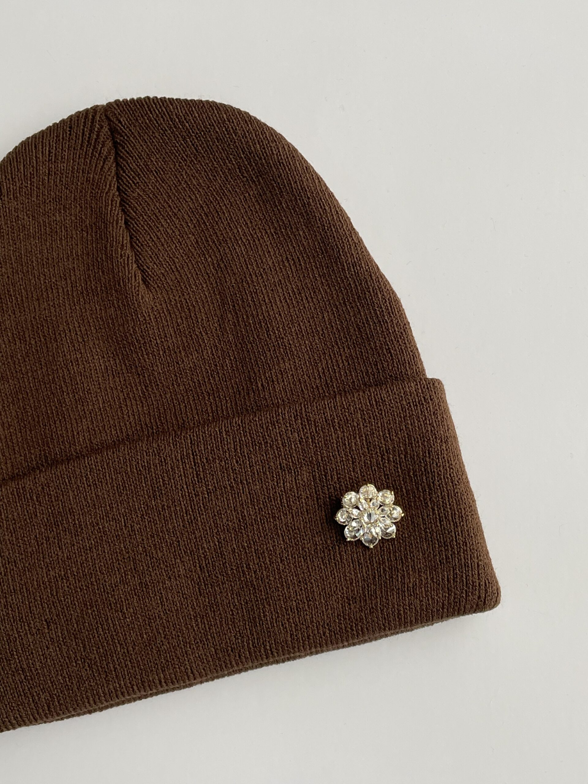 img_0900 Çiçek Desen Broşlu Kahverengi Bere