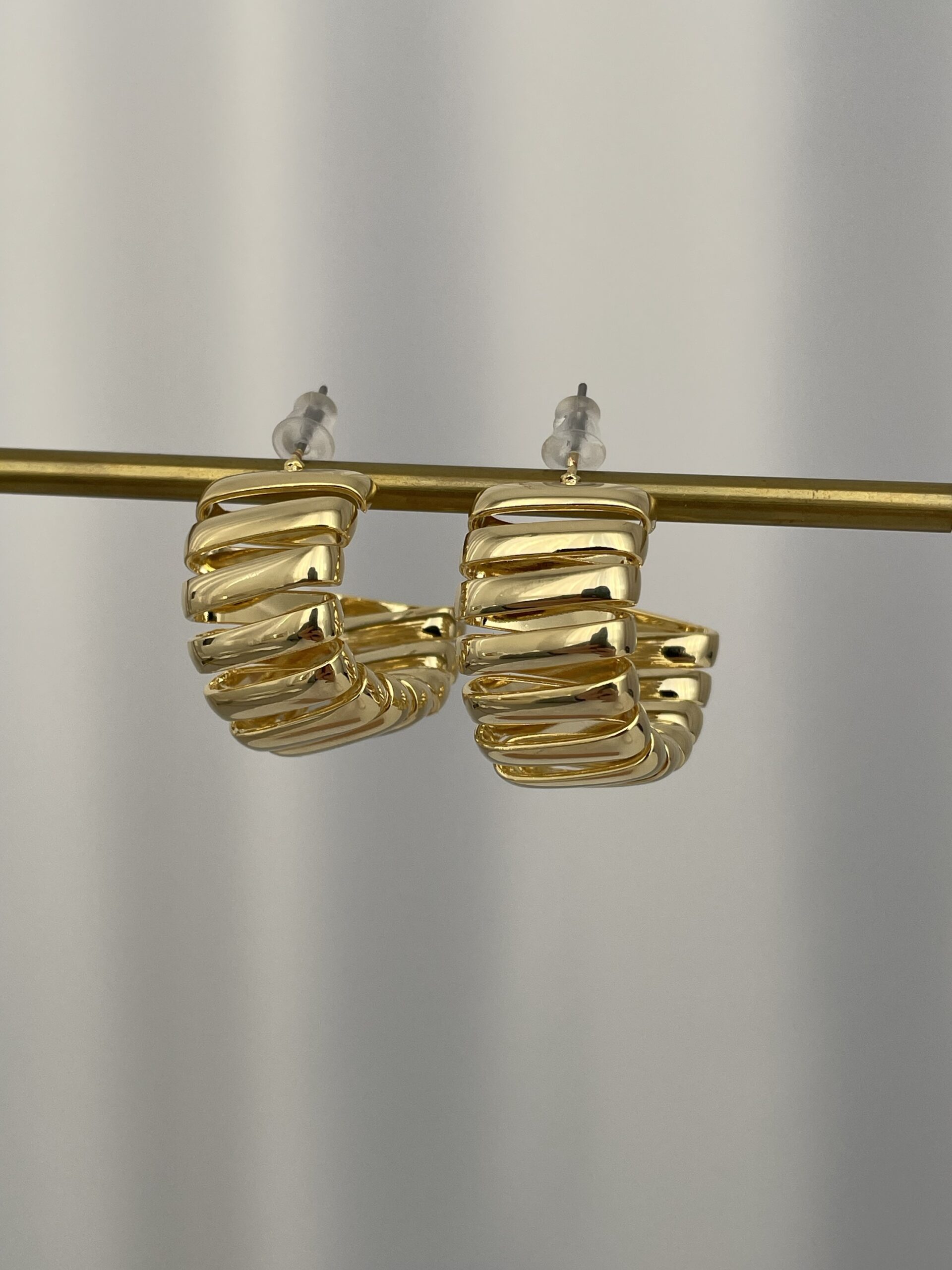 img_1144 Özel Seri Sarmal Tasarım Asimetrik Gold Halka Küpe