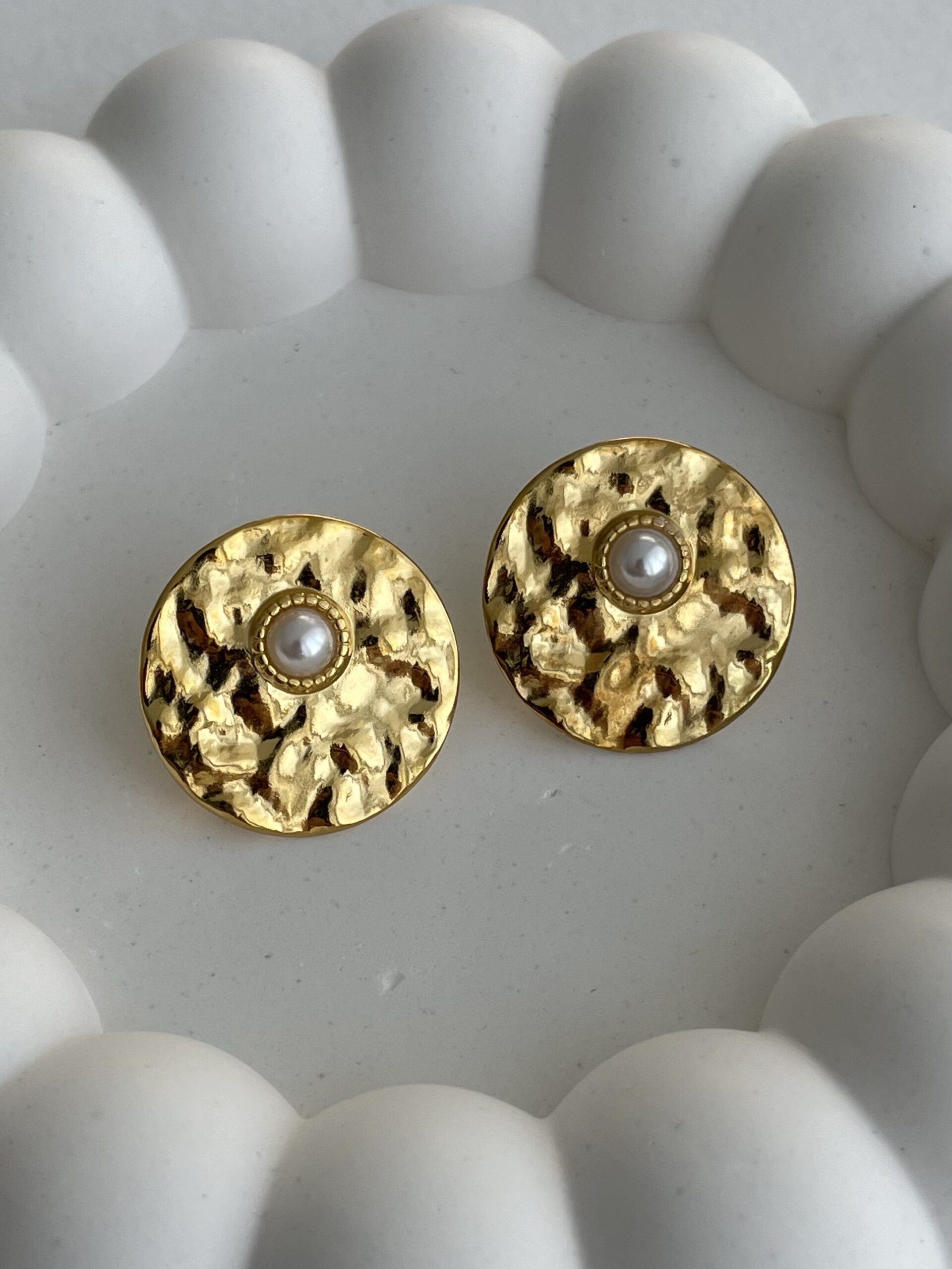 img_1527 Çelik Ezme Plaka İnci Detaylı Gold Küpe