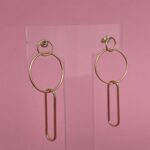 In Love Seri Geometrik Desen Sallantılı Gold Küpe