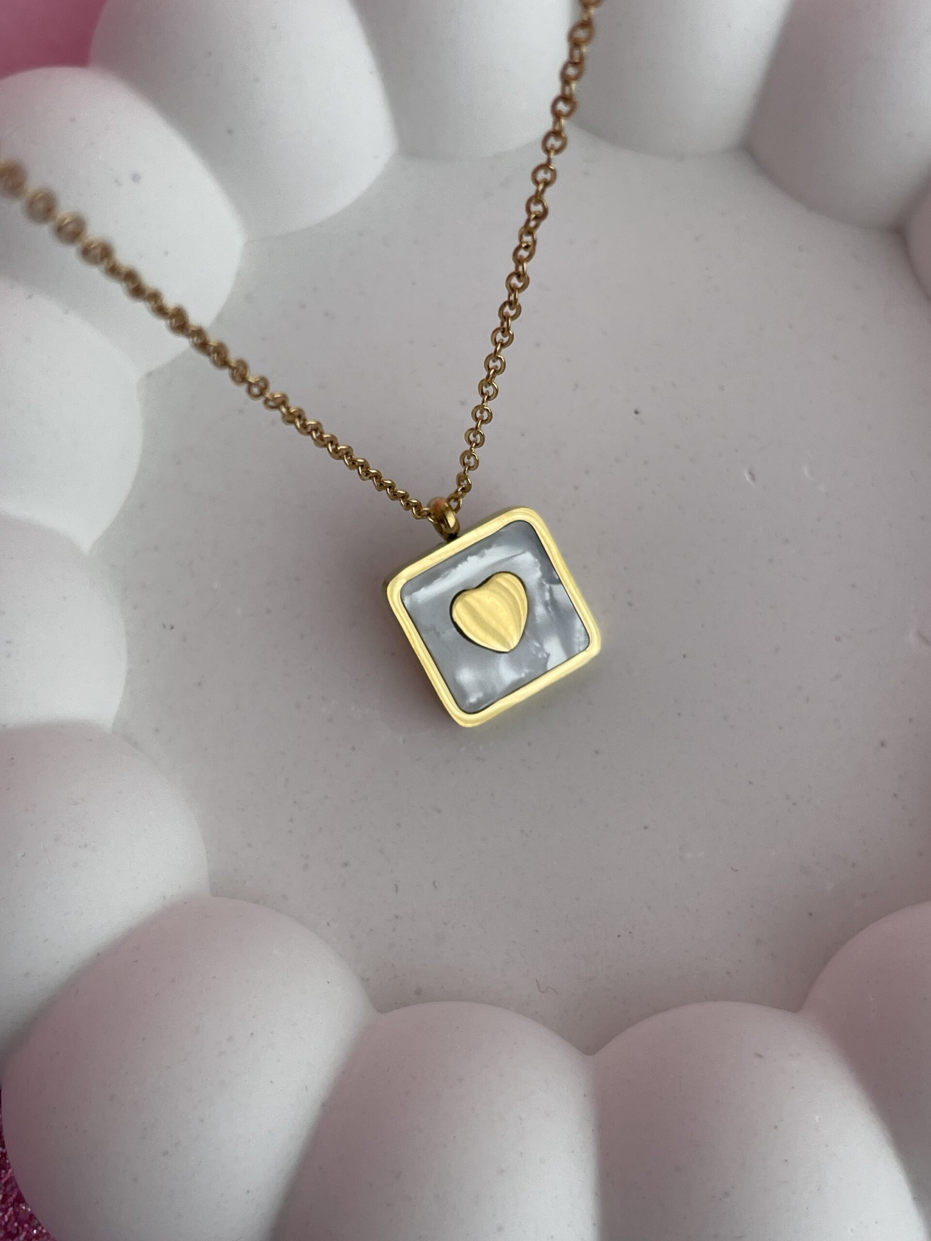 img_3512 In Love Seri Çelik Kalp Tasarım Kare Gold Kolye