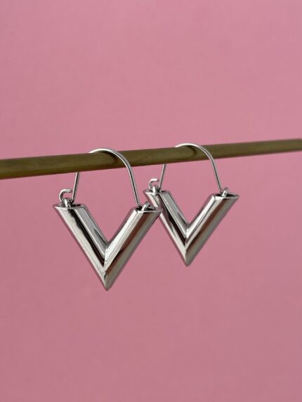 In Love Seri V Tasarım Sallantılı Gümüş Marka Küpe