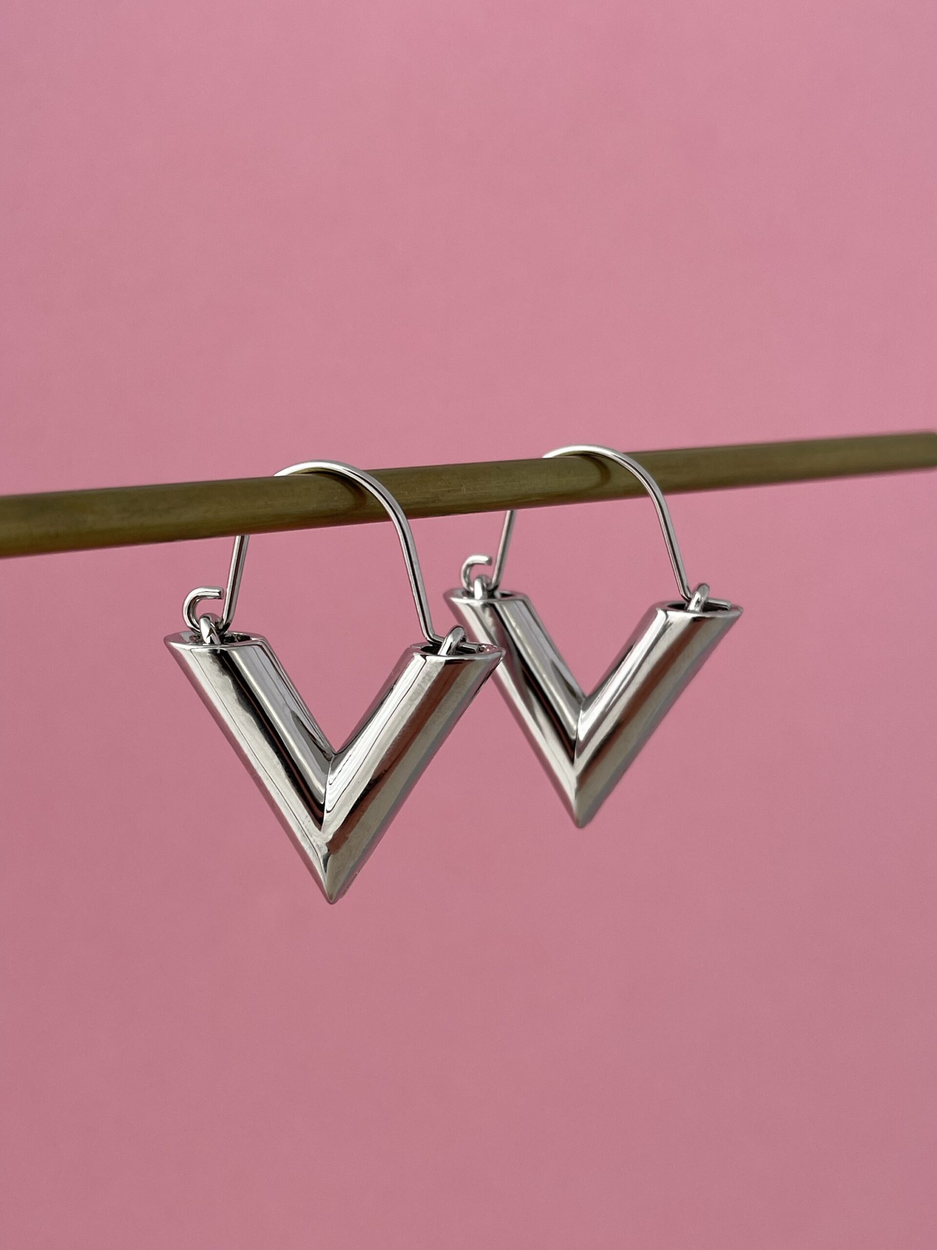 img_3802 In Love Seri V Tasarım Sallantılı Gümüş Marka Küpe