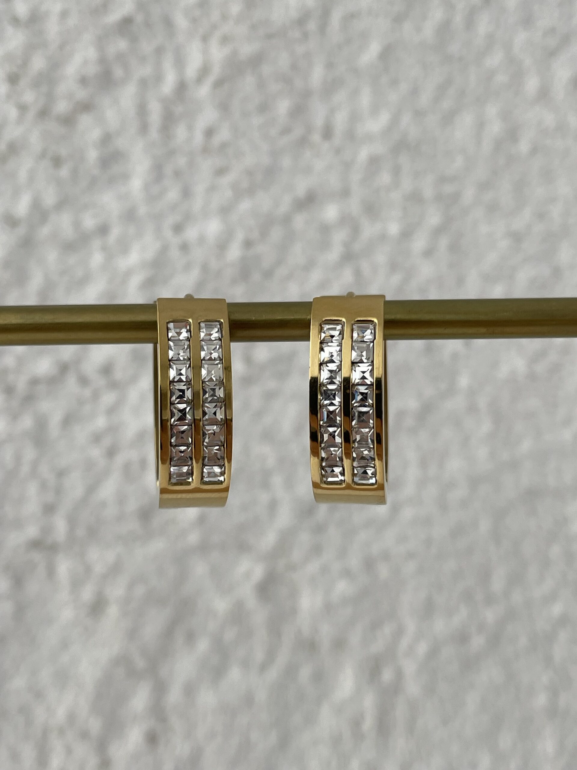 img_4687 Çelik Zirkon Taşlı Geometrik Desen Gold Küpe