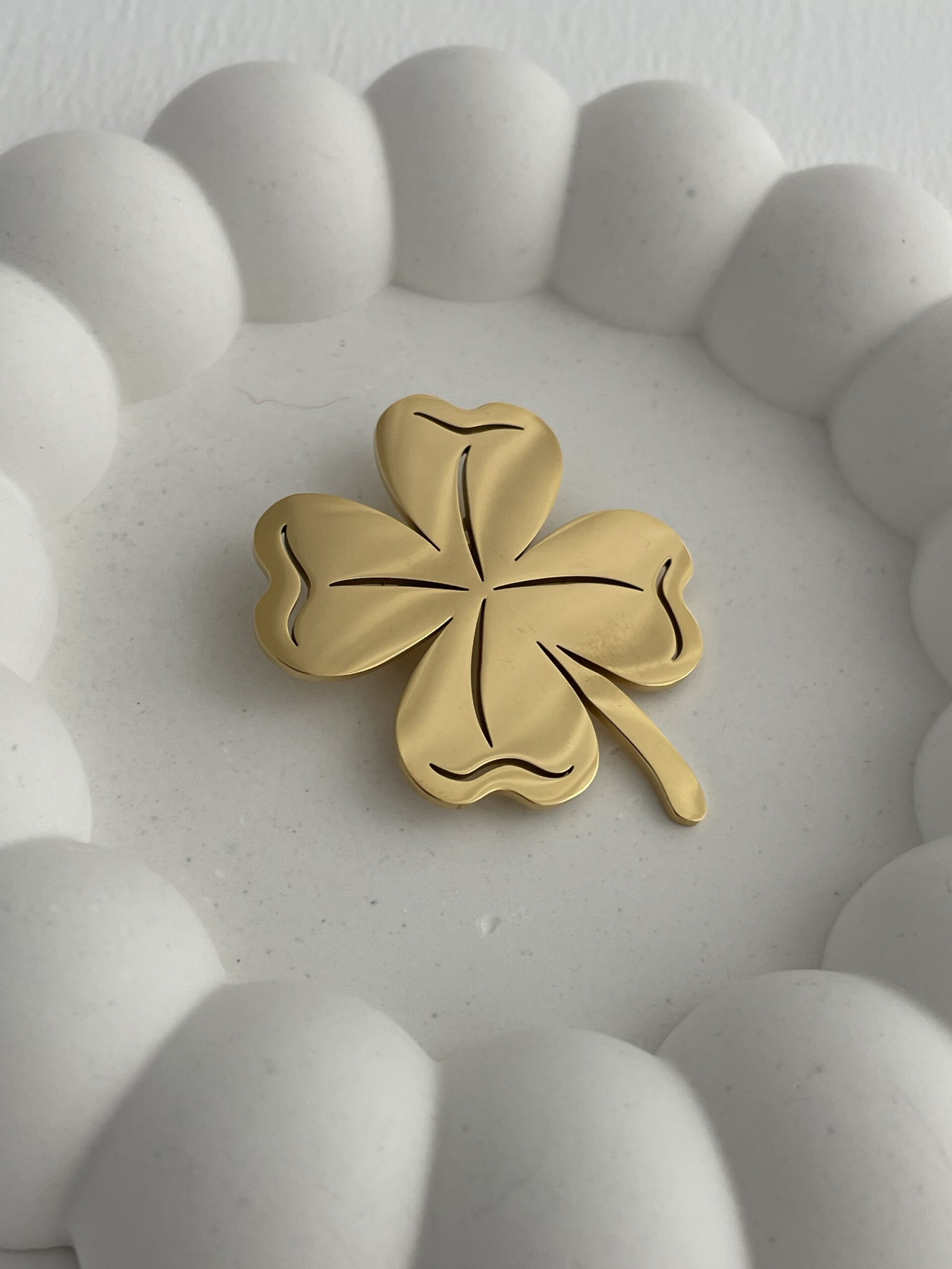 img_4736 Özel Seri Yonca Tasarım Gold Plaka Broş