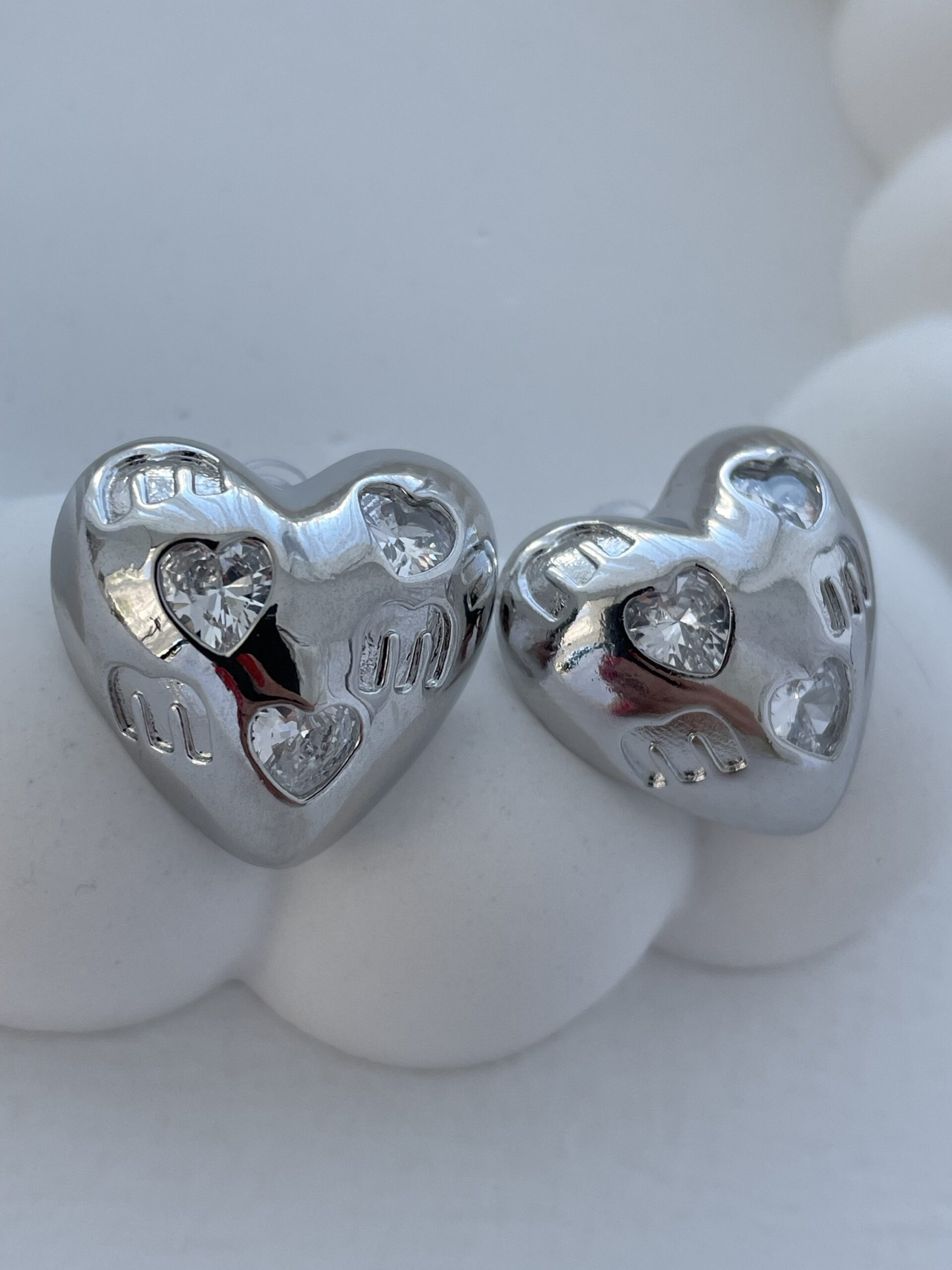 img_5403 Çelik Zirkon Taşlı Kalp Tasarım Gümüş Marka Küpe
