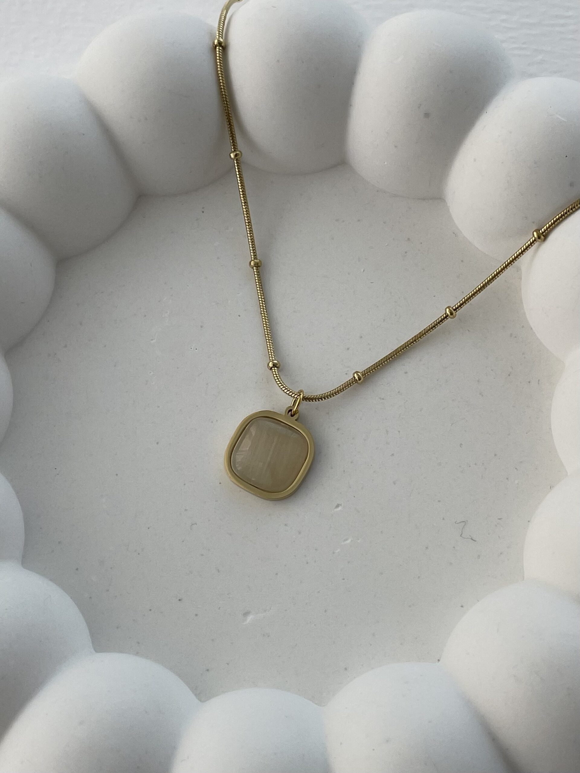 img_5891 Çelik Kare Tasarım Sedefli Gold Top Zincir Kolye