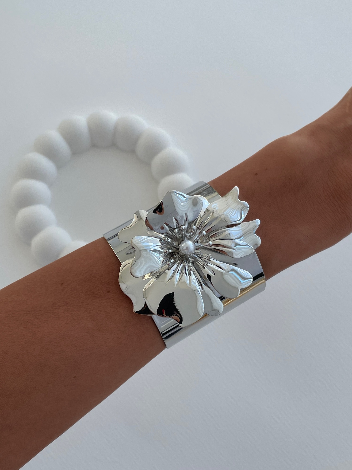 img_1365 Özel Seri İnci Detaylı Çiçek Tasarım Gümüş Kelepçe Bileklik
