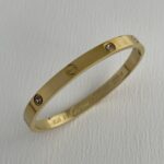 Çelik Zirkon Taşlı Marka İçi Yazılı Gold Kelepçe Bileklik 6*5cm