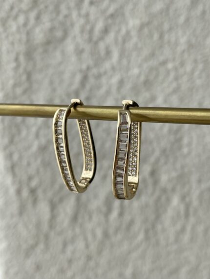 Özel Seri Baget Taşlı Asimetrik Tasarım Gold Marka Küpe