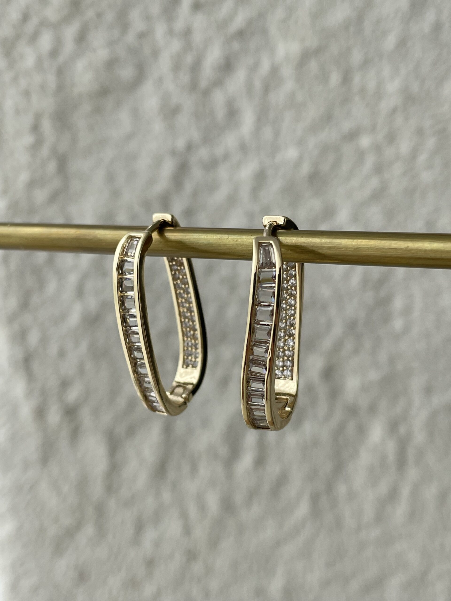 img_7045 Özel Seri Baget Taşlı Asimetrik Tasarım Gold Marka Küpe