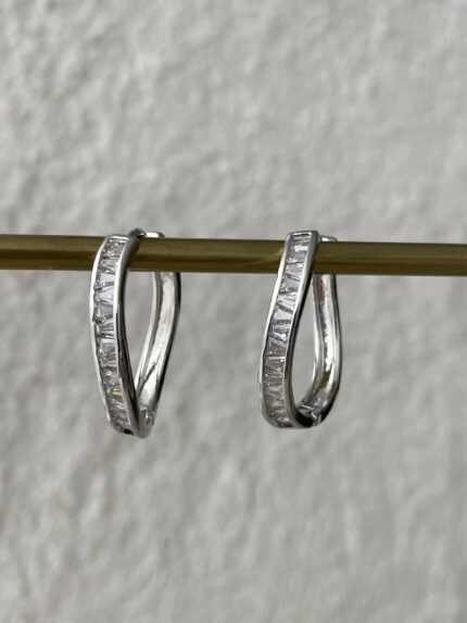 Özel Seri Baget Taşlı Asimetrik Tasarım Gümüş Marka Küpe