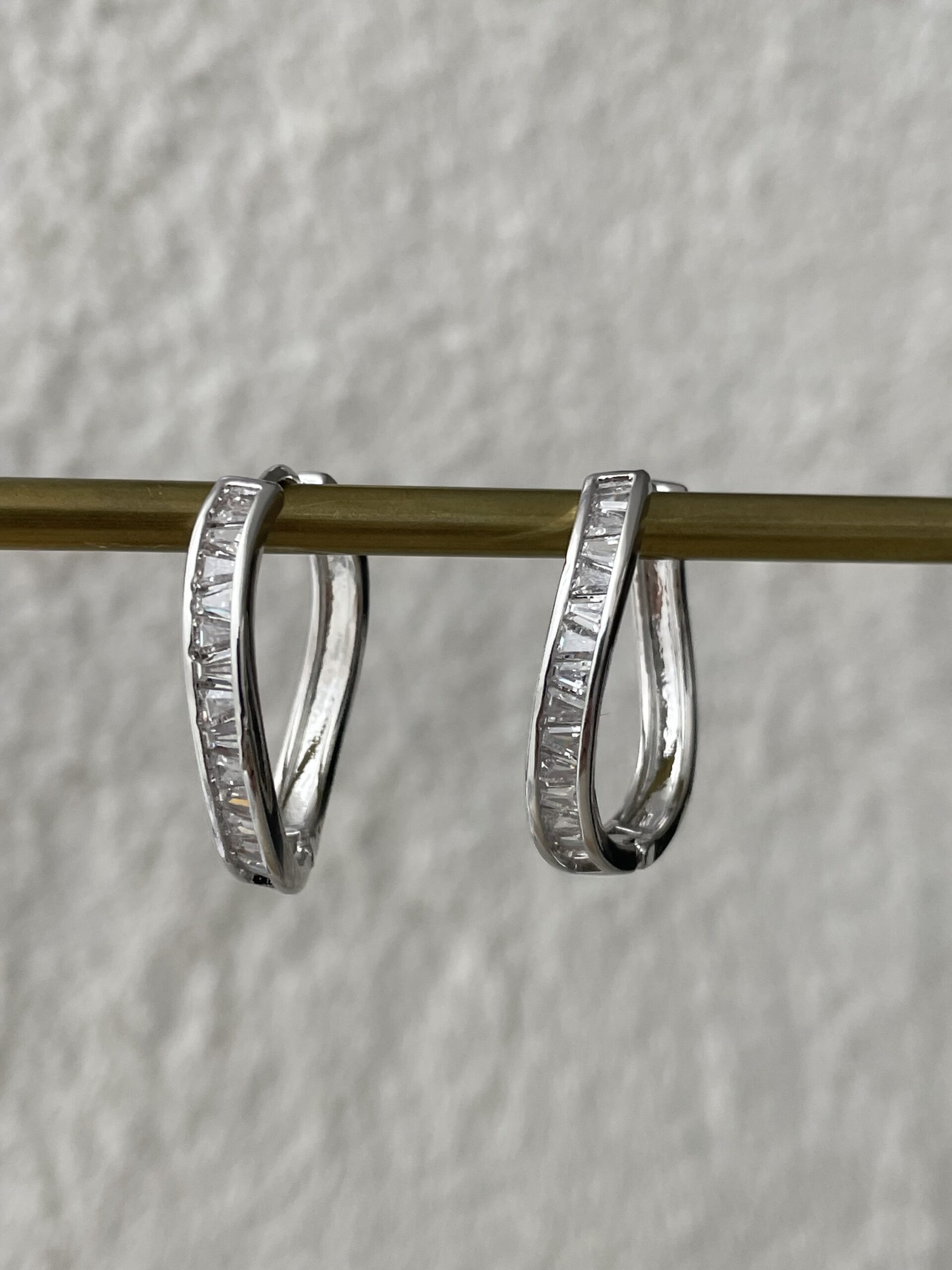 img_7049 Özel Seri Baget Taşlı Asimetrik Tasarım Gümüş Marka Küpe