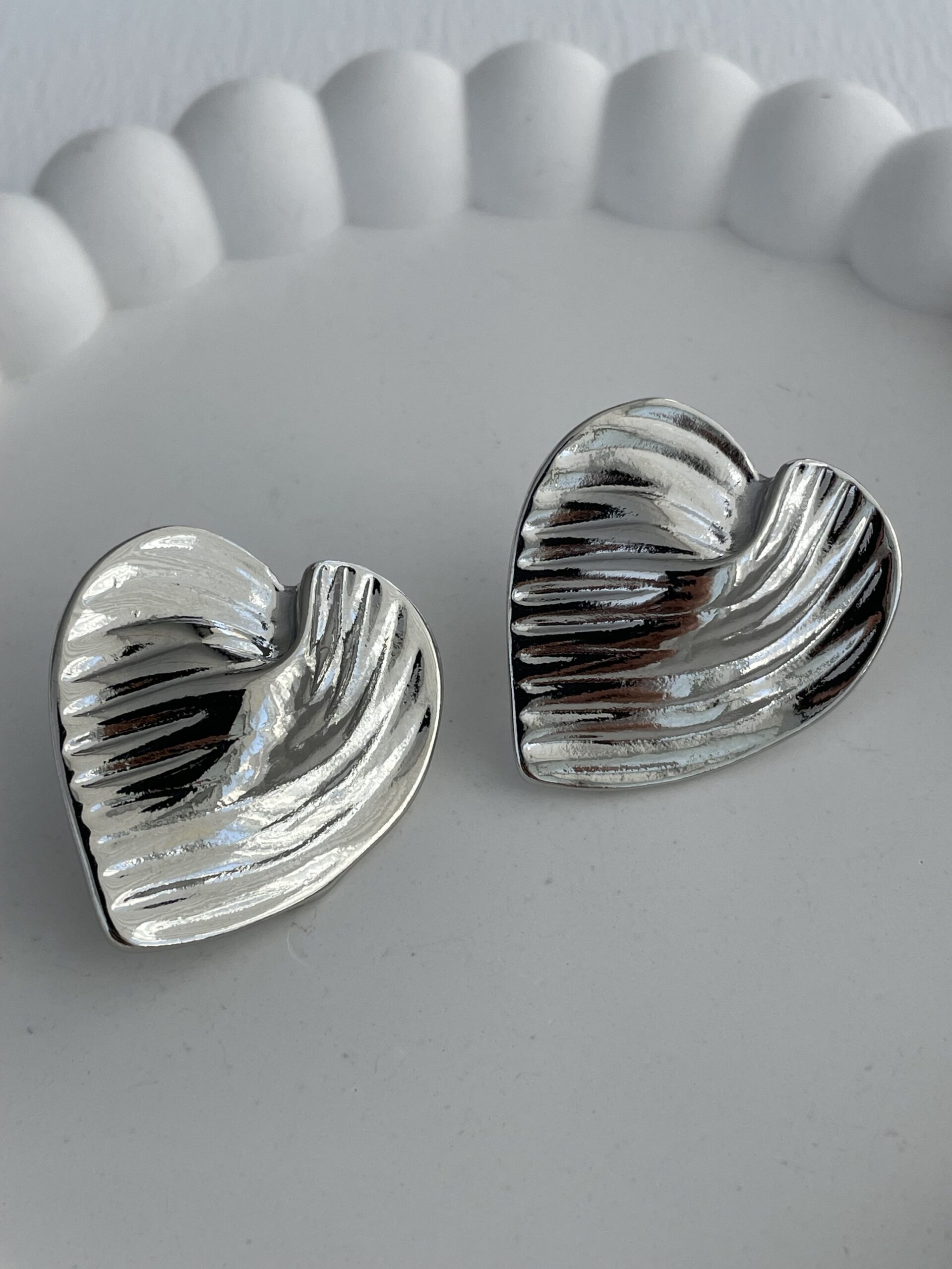 img_0028 Özel Seri Tırtık Desen Gümüş Kalp Küpe