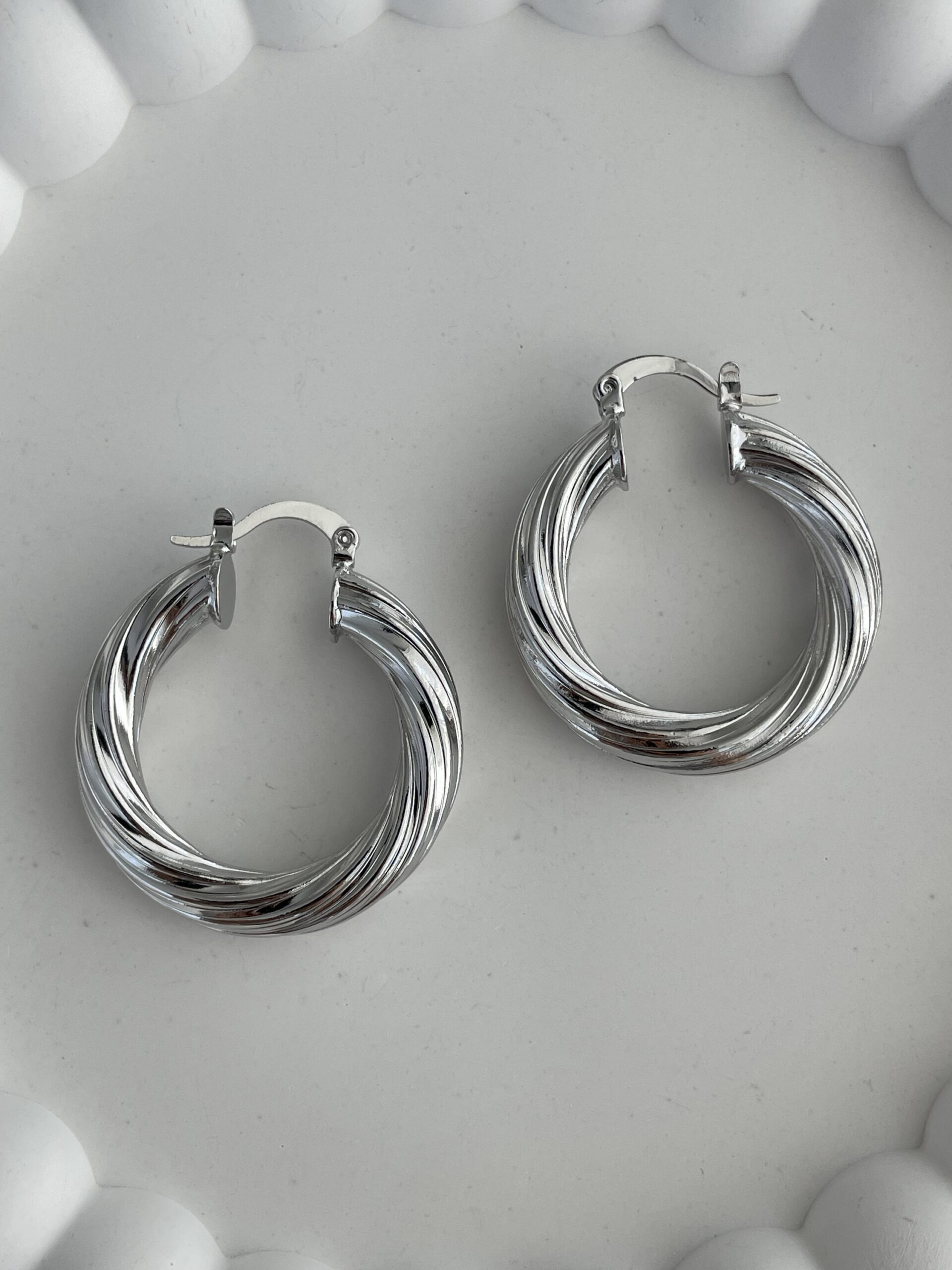 img_0036 Özel Seri Metalik Gümüş Burgu Tasarım Halka Küpe