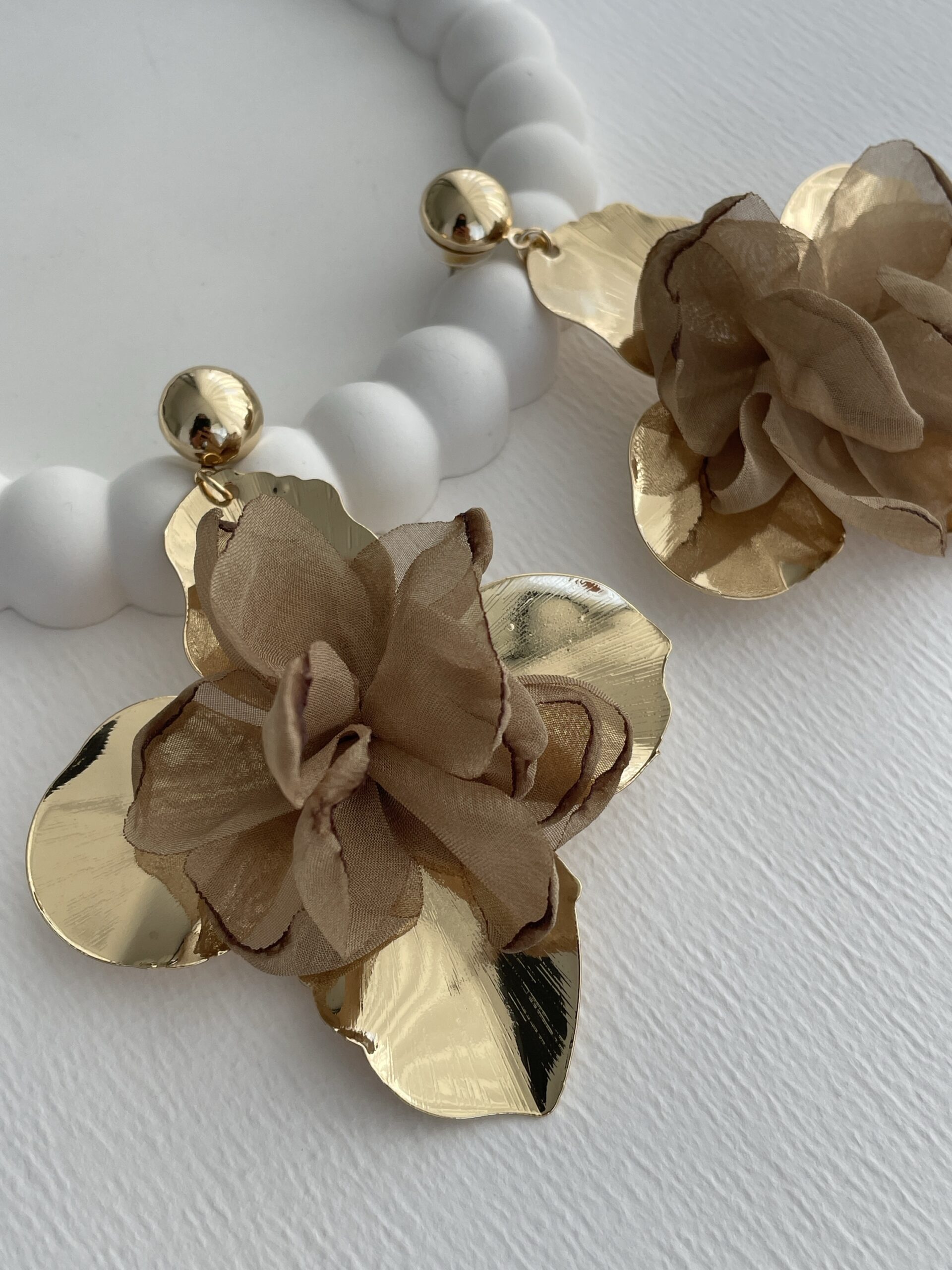 img_1922 Özel Seri Bej Tül Gül Tasarım Büyük Gold Küpe