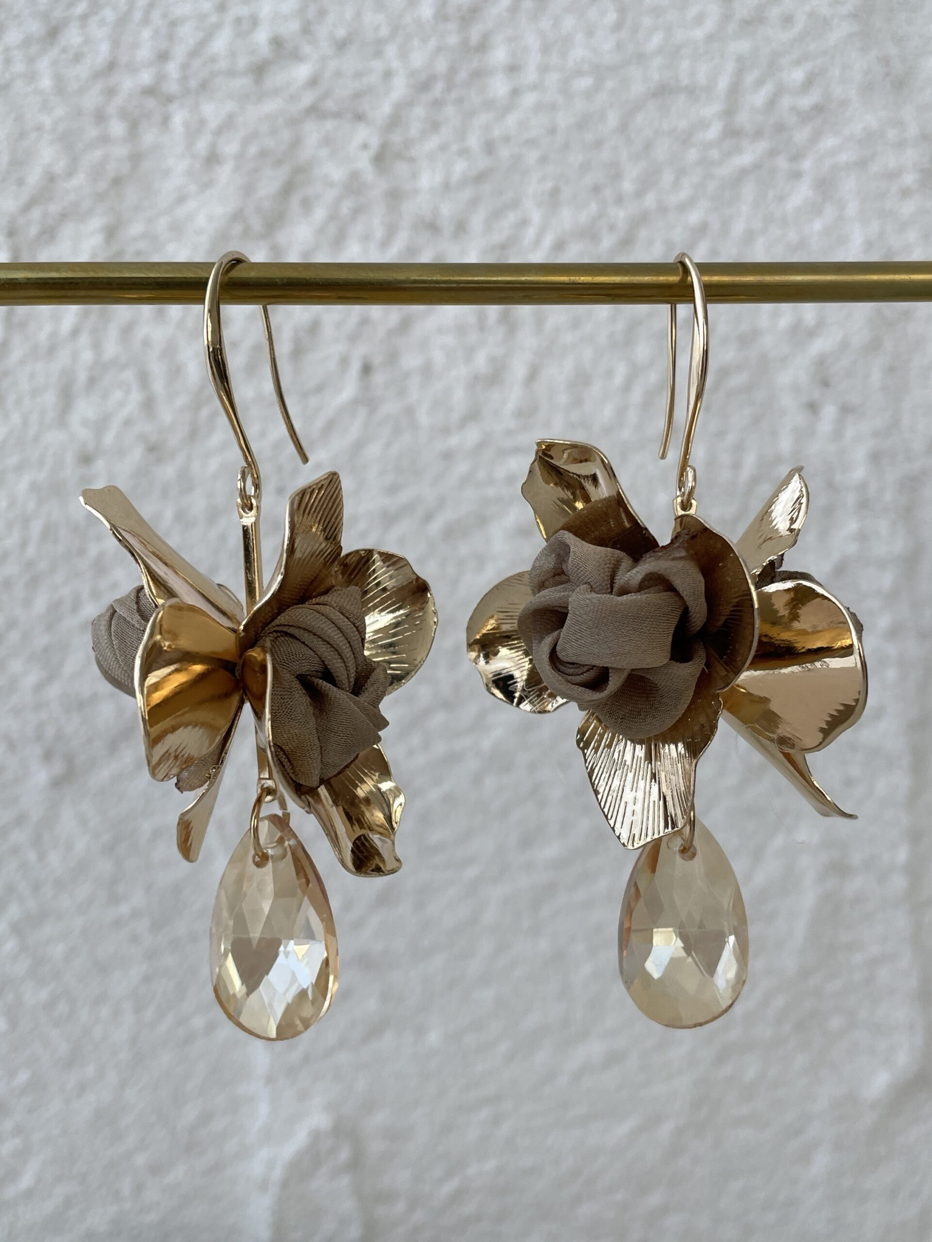 img_1927 Özel Seri Bej Tül Tasarım Büyük Gold Damla Küpe