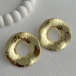Özel Seri Asimetrik Desen Simit Gold Küpe