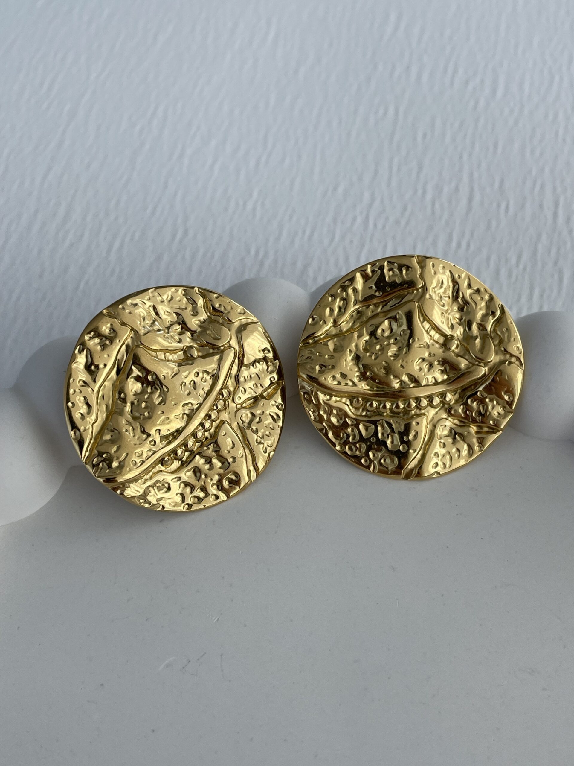 img_9936 Çelik Yuvarlak Soyut Tasarım Gold Küpe