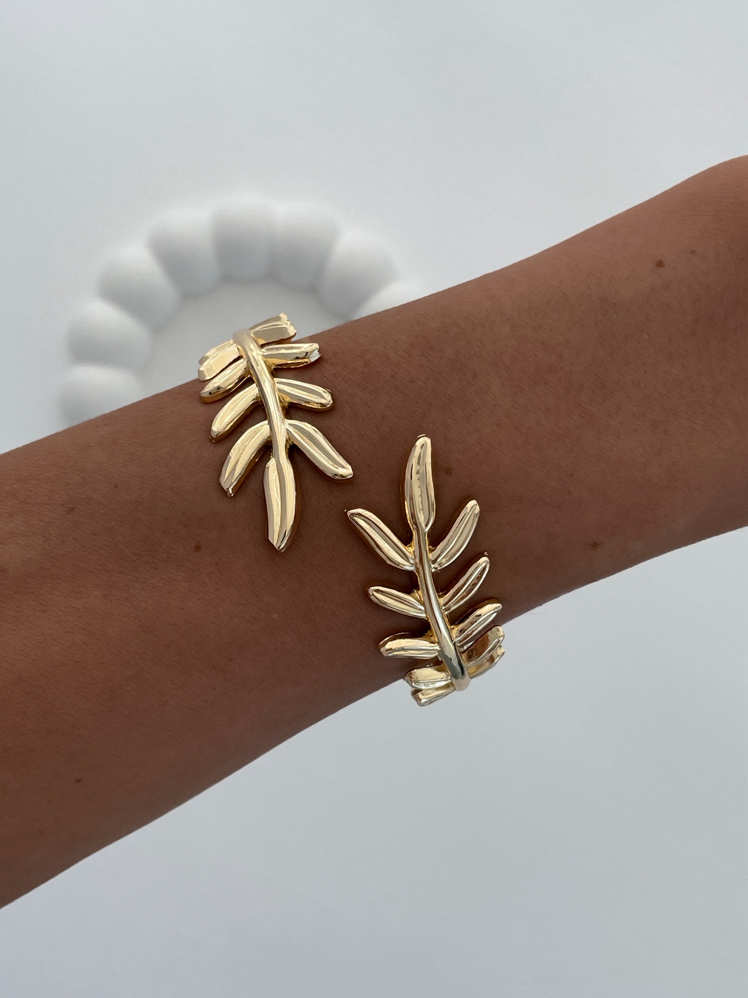 img_0969 Özel Seri İnce Yaprak Tasarım Gold Kelepçe Bileklik
