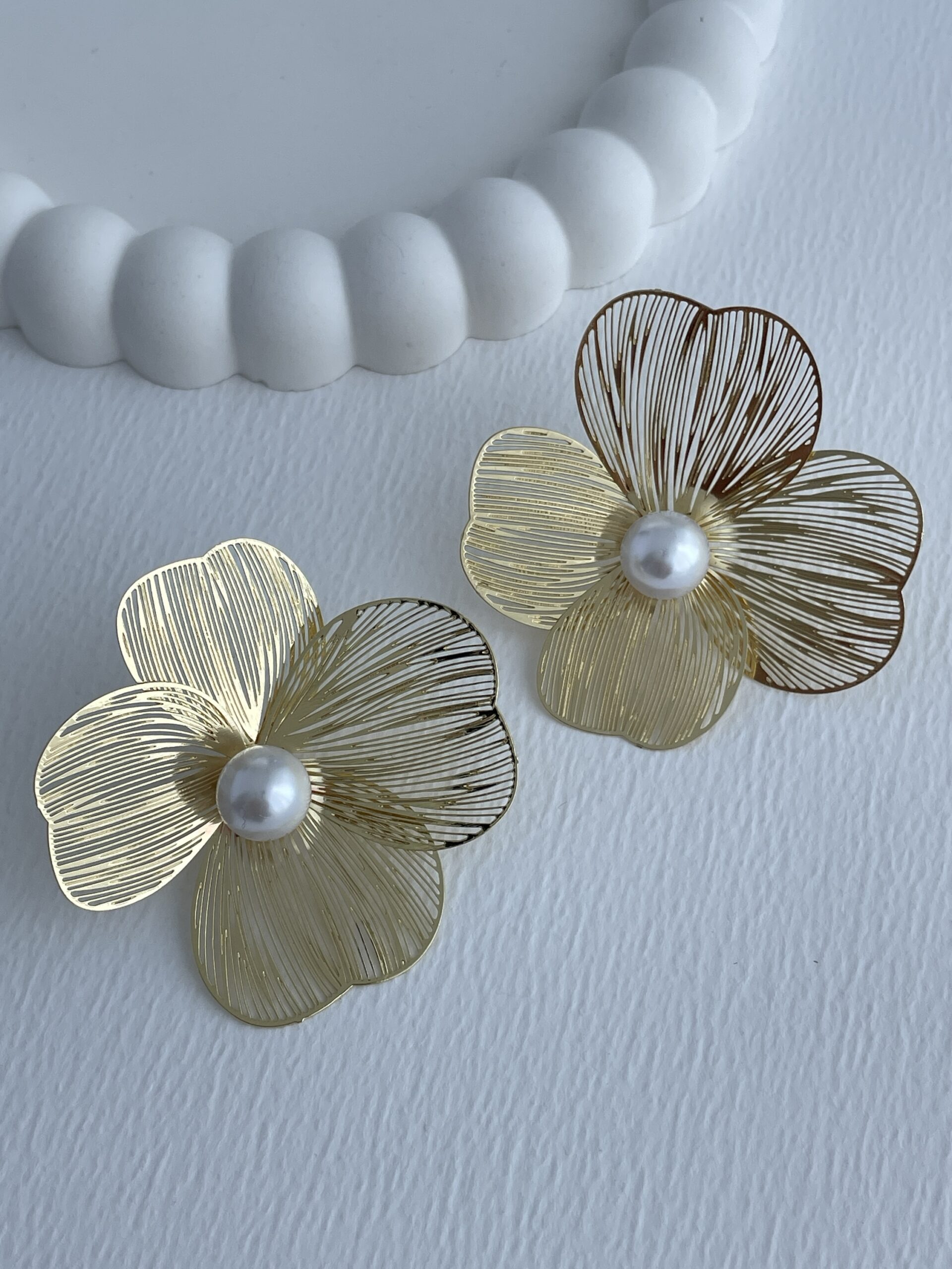 img_4086 Özel Seri İnci Detaylı Gold Tel Çiçek Küpe 5cm