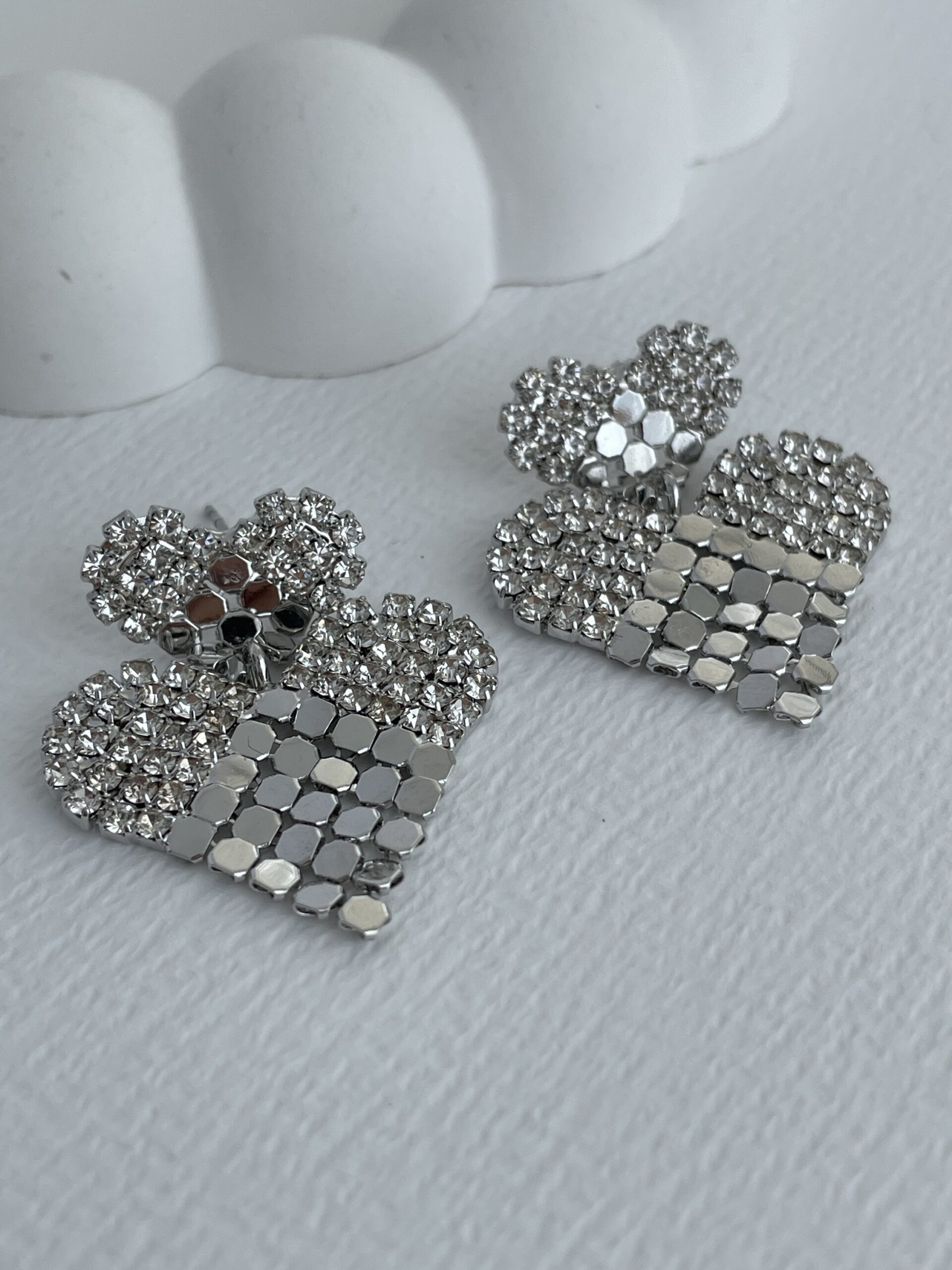 img_8442 Özel Seri Zirkon Taşlı Pul Detay Gümüş Kalp Küpe