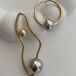 Özel Seri Asimetrik Desen Top Detaylı Gold & Gümüş Küpe
